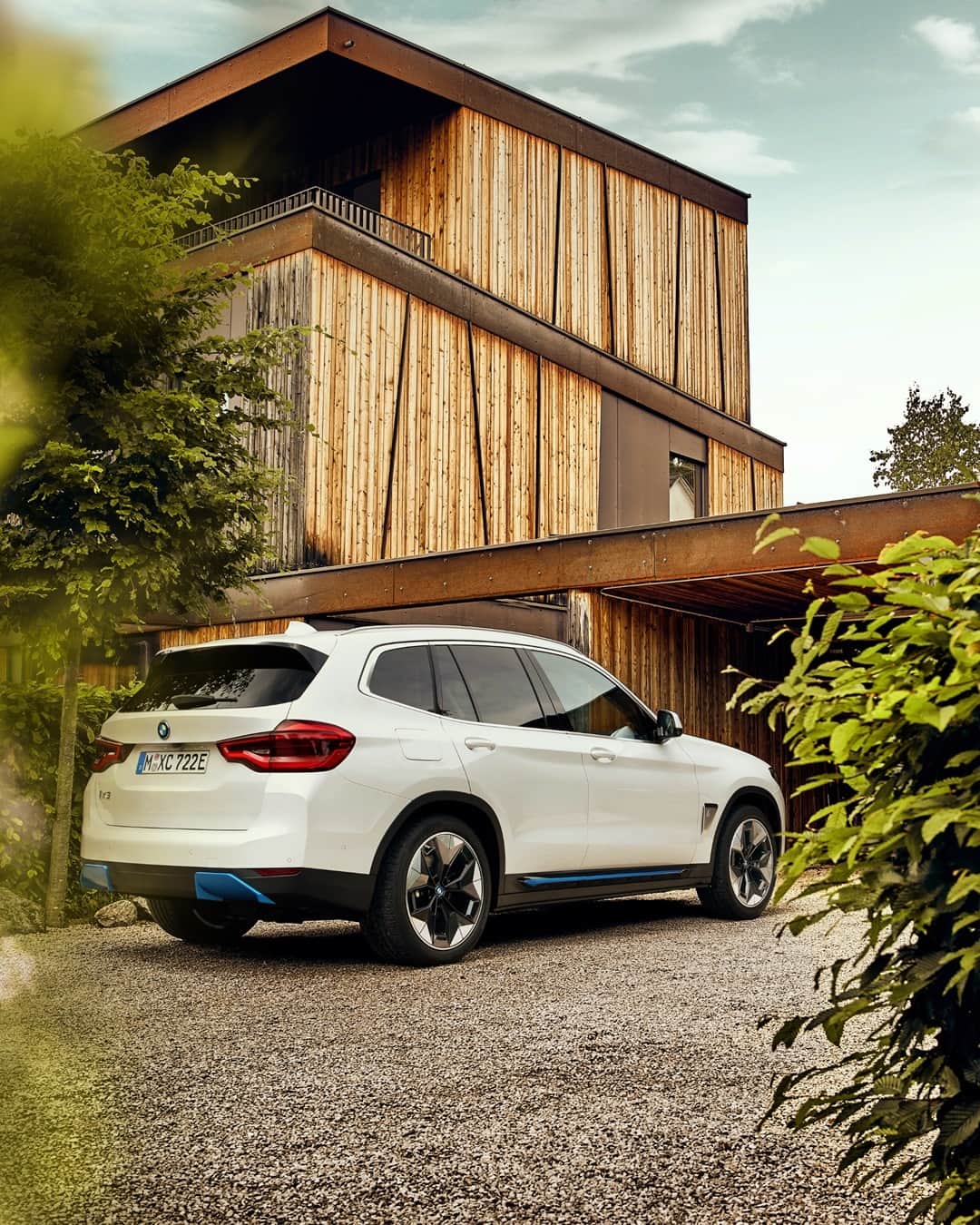 BMWのインスタグラム：「Electrified excellence.  The first-ever BMW iX3. #THEiX3 #BornElectric #BMWElectric #ElectricVehicle #ElectricCar #ZeroEmissions #eMobility #BMW @BMWi #BMWi  __ BMW iX3: Power consumption in kWh/100km: 17.8–17.5 (NEDC); 19.0–18.6 (WLTP), Electric range in km: 458–450 (WLTP). Further information: www.bmw.com/disclaimer   286 hp, 210 kW, 400 Nm, Acceleration (0-100 km/h): 6.8 s, Top speed (limited): 180 km/h.」