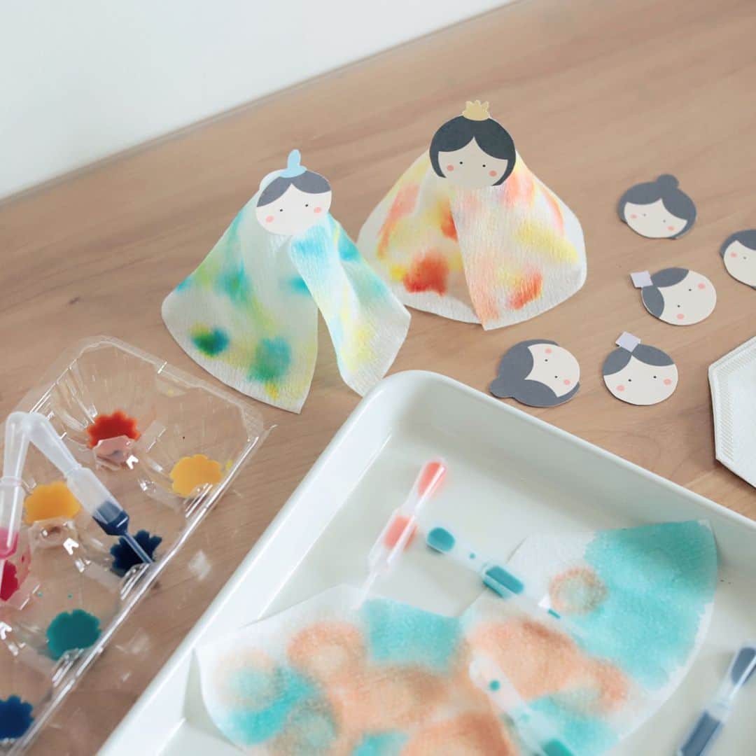 きなこのインスタグラム：「コーヒーフィルターと水性ペンや絵の具を使って息子とひな人形を作りました🎎 息子はスポイトで色水を出すのが一番お気に入りの方法。ふわっと色が滲んで広がって、やさしい色合いになる楽しいにじみ絵です😊 お雛様のイラスト素材を作ってみたので、よかったらどうぞ♩はさみで切り抜いてペタッと貼るだけで簡単にひな人形作りを楽しめます♡（ブログの記事からダウンロードできます🙌）  お店に並んでいたりテレビに映るひな人形を見るたび、「こわいっ😱」と怯える息子なのですが、これなら怖くないね😁  ▶︎ブログで作り方をまとめてます☺︎→ @kinako_710」