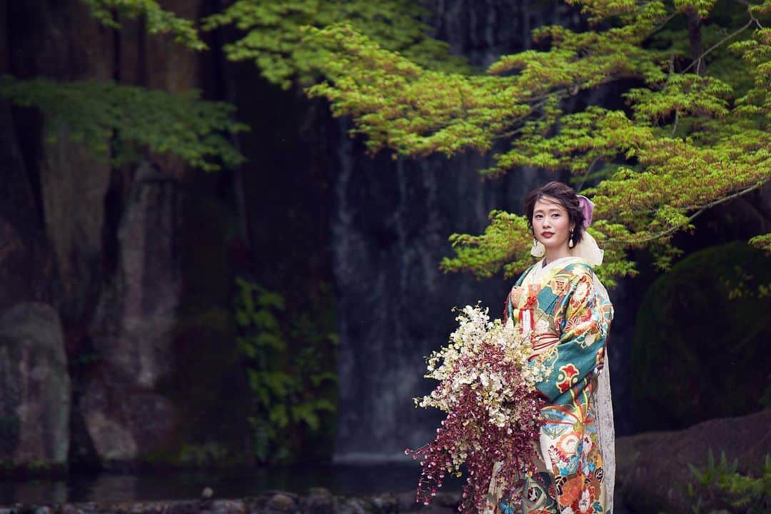 ガーデンレストラン徳川園のインスタグラム：「🌱 『名古屋で和婚と言えば徳川園』 尾張徳川家300年以上の歴史と伝統 四季折々の花木が咲き誇る日本庭園が おふたりの大切な1日をおもてなし致します ・ 他のお写真は下記アカウントより  @tokugawaen_wedding_location ▶︎徳川園ロケーションaccount  @tokugawaen_wedding_wastyle ▶︎和装スタイルaccount  @tokugawaen_wedding_report ▶︎ウエディングレポートaccount  ****************** ウエディングのお問い合わせは プロフィール欄のURL公式HPからどうぞ🎵 Heritage Bridal Collection ガーデンレストラン徳川園 http://www.heritage.jp/tokugawaen/ ☎︎0120-677-875」