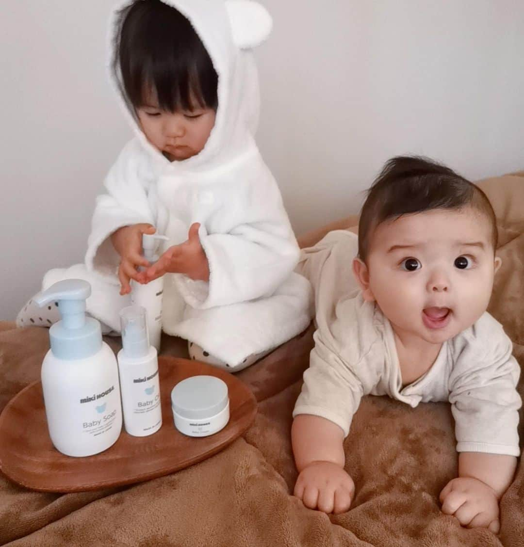 MIKI HOUSE ミキハウスさんのインスタグラム写真 - (MIKI HOUSE ミキハウスInstagram)「🧼 乾燥しやすいこの季節には、 家族みんなで使える ミキハウスのスキンケアシリーズを♪  やさしく洗って、保湿・保護する 4ステップのベビースキンケアアイテムです。  そして…お風呂あがりには ふんわりやわらかミキハウスのバスローブも便利♪ 今治タオルを使用しています。  お写真では、弟くんとお姉ちゃんで 同じフリーサイズのものを ご着用いただいています😊  ※ミキハウスのベビースキンケアシリーズは、石油系界面活性剤、紫外線吸収剤、動物由来成分、パラベン、合成香料、合成色素、アルコール、鉱物油 フリーです。  ・ ・ #mikihouse #babyskin #babyskincare #ベビースキンケア #スキンケア #ミキハウス #保湿ケア #保湿クリーム #スキンケア #保湿ケア #家族の時間 #お風呂あがり」2月26日 18時20分 - mikihouse.official