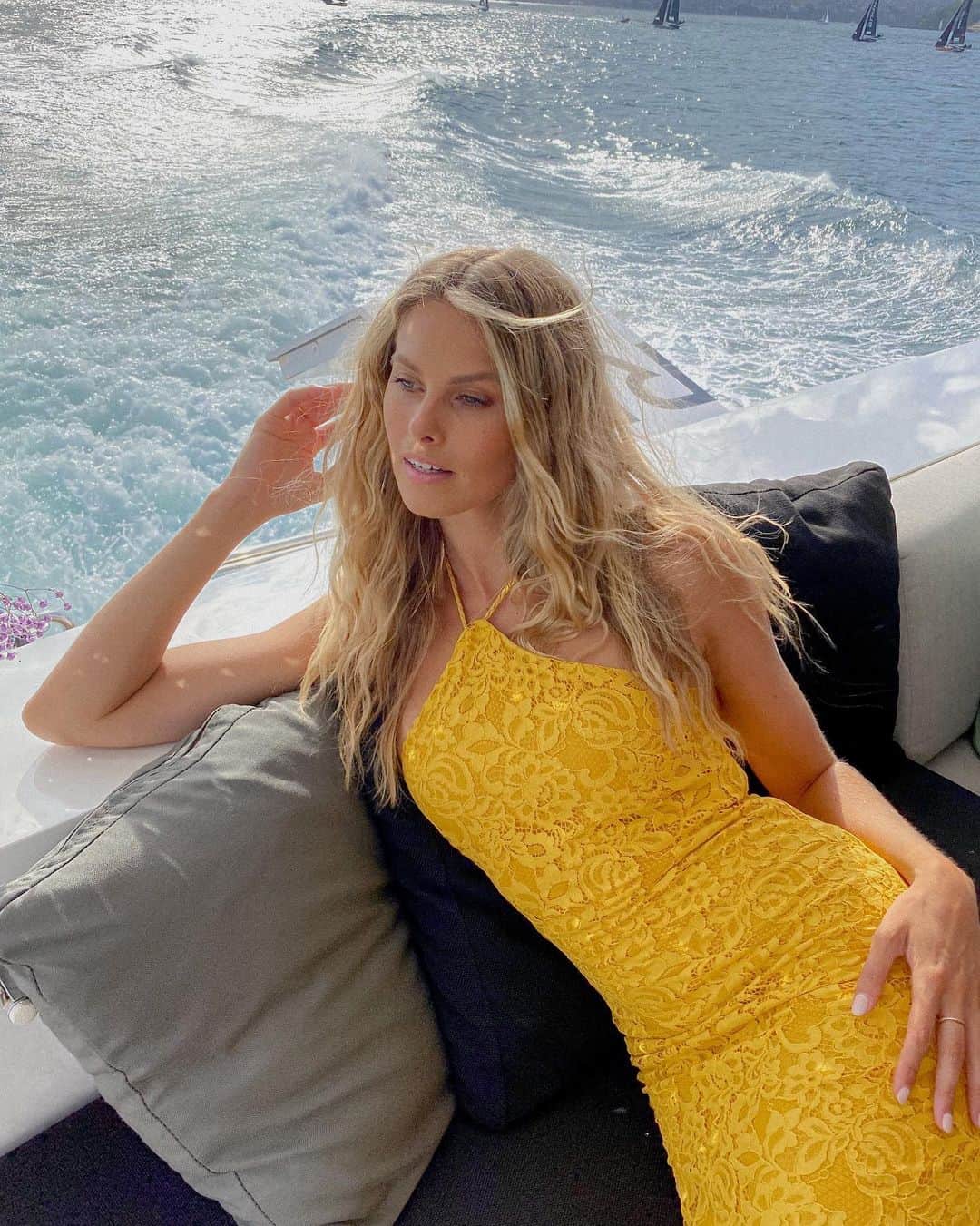 ナタリー・ジェーン・ローザーのインスタグラム：「That ocean breeze got me good 🦁🌊 Boating with @revolve today. Dress is linked in my stories 💛 #revolvearoundtheworld」