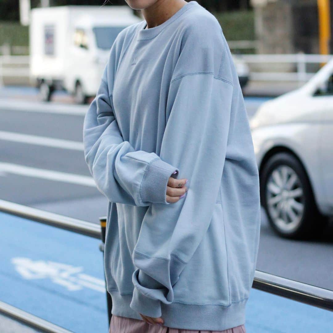 Ninamew official instagramのインスタグラム：「. __________ . Ninamew  New Item♡ . . ☑配色スウェット ¥18,000+tax 🔖  .  .  . Color IV / BG / BL  Size Free ____________ □□□□□□□□□□□□□□□□□□  TOPページURLよりご購入可能.   □□□□□□□□□□□□□□□□□□ . . .  #Ninamew  #fashion  #fashiongram  #japan  #tokyo  #kawaii  #cute  #love  #instagram  #ootd  #outfit  #fashiongram  #ニーナミュウ  #ファッション  #ファッションコーデ  #オススメ  #コーデ  #可愛い  #大人可愛い  #オシャレ  #オシャレ女子  #ブラウス #新作  @ninamew_rakutenshop  @ninamew_press」