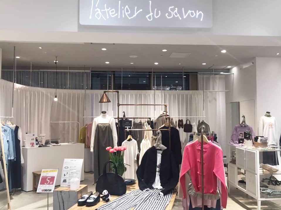 l'atelier du savonのインスタグラム：「. . \\\  　アトリエドゥサボンルクア大阪店 　　　　いよいよ本日より 　　オープン致しました🌷　///  リニューアルオープンを記念して 限定のオリジナルのスツールやカレンダー 販売しております✨ ( 前の投稿をご覧くださいませ)  お近くにお越しの際は 是非お立ち寄り下さいませ🌷  〈open 10:30 〜close 20:00〉 . . #リニューアルオープン #ルクア大阪  #アトリエドゥサボン」
