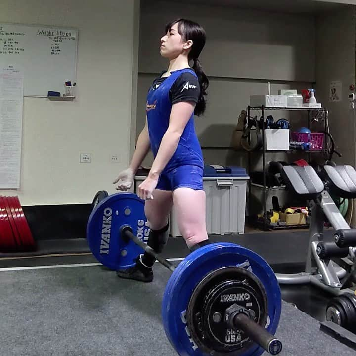 X-PLOSIONのインスタグラム：「デッドリフト180kg！  こんにちは！エクスプロージョンです！  フルギアデッドリフト動画：180kgと170kg  180kgは上で止まれていないですが、昨年よりも上がる率が高くなってきました！  170kgは上でしっかり止まっても心配ないです☺️  最近また忙しくなってきたのですが、トレーニングも3月はしっかりやるタイミングなので体調管理には気をつけなければなりません。  エクスプロージョンのアッパーリミットを朝2粒、夜2粒欠かさず摂るようにしています💊  減量中でも増量中でも、食事だけではビタミンミネラル摂取が追いつかなくなるので忘れないように飲んでいきたいと思います☺️  ぜひお試し下さい！  いつもいいねやコメント、ストーリーの掲載ありがとうございます♪ 次の投稿もお楽しみに…  味付き 1kg  1,414円〜 プレーン  1kg  1,235円〜 ご購入はこちらから！ → store.x-plosion.jp  #エクスプロージョン #xplosion #エクスプロージョンプロテイン #プロテイン #ホエイプロテイン #プロテイン女子 #たんぱく質 #タンパク質 #筋肉 #筋肉女子 #筋トレ #筋トレ女子　 #トレーニング #トレーニング女子 #トレーニング動画 #training #workout #プロテイン初心者 #プロテイン生活 #プロテインダイエット #プロテイン摂取 #大学生 #高校生 #中学生  #ビタミンミネラル #ビタミン #ミネラル #デッドリフト #背中トレ #脚トレ」