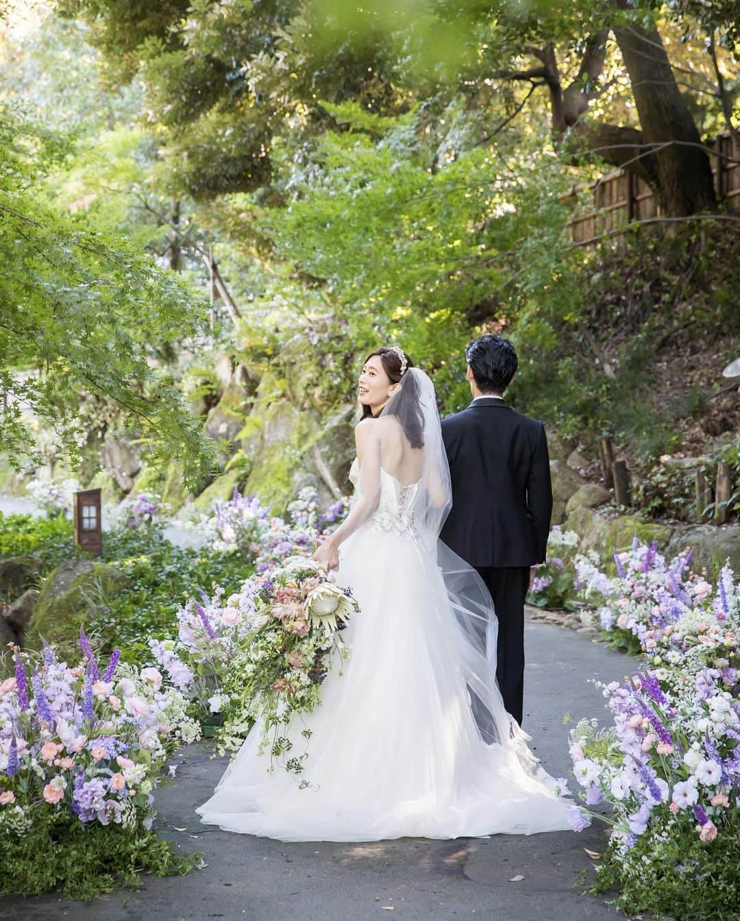 ガーデンレストラン徳川園のインスタグラム：「🌱 『名古屋で和婚と言えば徳川園』 尾張徳川家300年以上の歴史と伝統 四季折々の花木が咲き誇る日本庭園が おふたりの大切な1日をおもてなし致します ・ 他のお写真は下記アカウントより  @tokugawaen_wedding_location ▶︎徳川園ロケーションaccount  @tokugawaen_wedding_wastyle ▶︎和装スタイルaccount  @tokugawaen_wedding_report ▶︎ウエディングレポートaccount  ****************** ウエディングのお問い合わせは プロフィール欄のURL公式HPからどうぞ🎵 Heritage Bridal Collection ガーデンレストラン徳川園 http://www.heritage.jp/tokugawaen/ ☎︎0120-677-875」