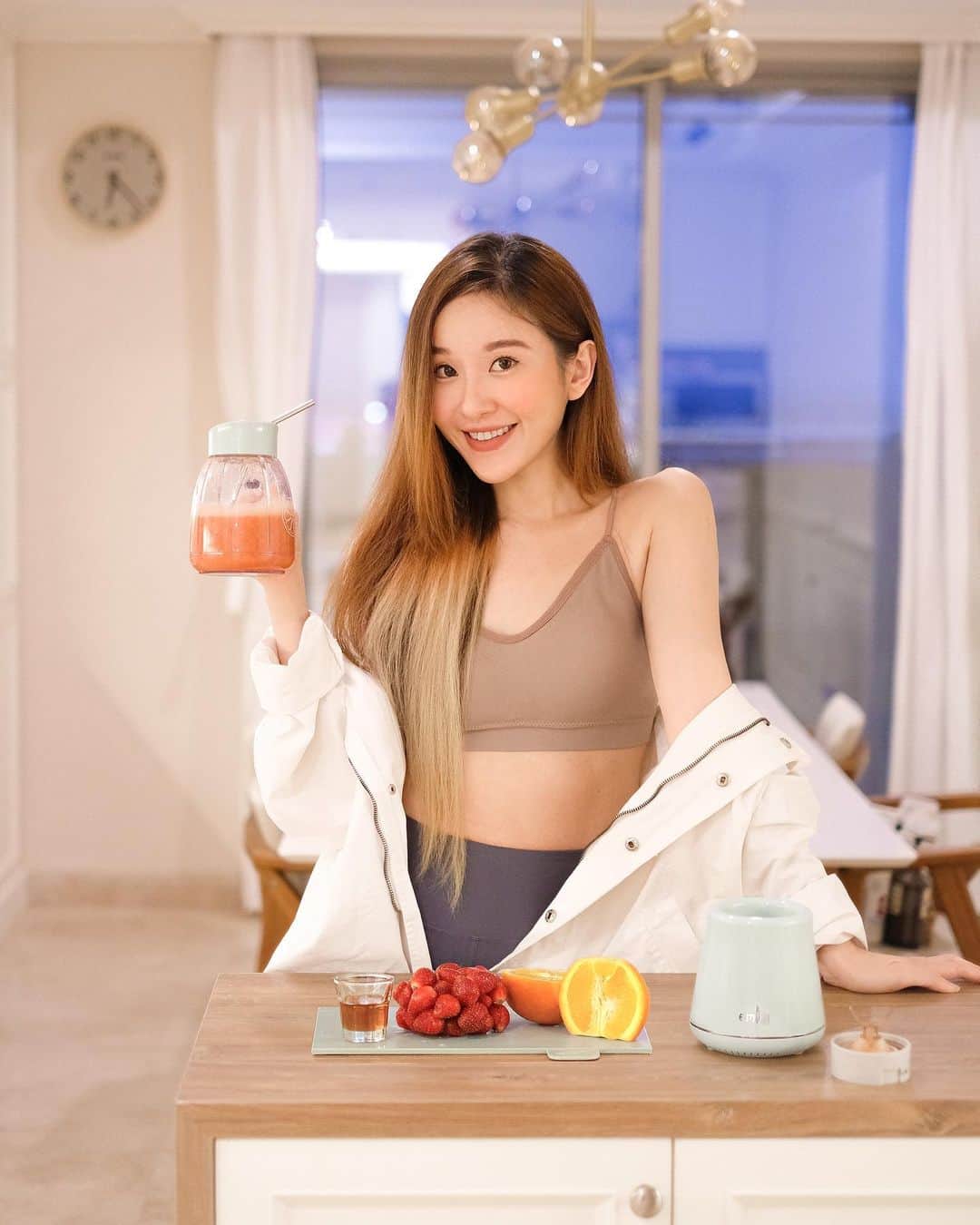 ジェシカ・ヤマダのインスタグラム：「Treating myself with my partner in crime Emily Portable Blender. 😛🌪 Aku tuh tipe orang yang salah satu cara enjoy life-nya minum minuman enak tiap hari (yes, TIAP HARI). Jajan bisa, tapi bikin sendiri ternyata juga bisa seenak yang di cafe gitu loh. Mana lebih hemat dan bisa lebih sehat, karena kita bisa atur bahan yang kita pake + jumlah gula dan kalori yang masuk perut. 😽~🎵⁣⁣⁣⁣ ⁣⁣⁣⁣ Aku bakal share 𝟯 𝗿𝗲𝘀𝗲𝗽 𝗺𝗶𝗻𝘂𝗺𝗮𝗻 𝗲𝗻𝗮𝗸, yang gampang banget bikinnya pake blender kesayangan @emilyandbear_id yang udah aku pake 1/2 tahun ini. As you can see 👆, tinggal pour-close-flip-blend 🌪, jadi deh. Bisa cus minum dari wadahnya, yang portable pula. 😍 Oya, bahan wadahnya itu plastik Tritan yang BPA free, dan mata pisaunya Stainless Steel 304, both are strong & safe food-grade materials yang bahkan aman buat babies. Jadilah puree buah @jessbebes juga pake blender ini. 😂⁣⁣⁣⁣ ⁣⁣⁣⁣ 𝘙𝘦𝘴𝘦𝘱𝘯𝘺𝘢 𝘮𝘢𝘯𝘢 𝘯𝘪𝘩 𝘳𝘦𝘴𝘦𝘱𝘯𝘺𝘢𝘢𝘢??⁣⁣⁣⁣ Bahik, ini dia:⁣⁣⁣⁣ 𝗕𝗲𝗿𝗿𝘆 𝗢𝗿𝗮𝗻𝗴𝗲 𝗖 𝗕𝗼𝗼𝘀𝘁𝗲𝗿 🍓🍊🍯 Manis-asemnya pas + seger + bonus immune booster! 💪😋 Perfect for breakfast drink or habis olahraga pagi. 🏃‍♀️☀️⁣⁣⁣⁣ • 100ml water⁣⁣⁣⁣ • 1 sunkist orange⁣⁣⁣⁣ • 18 strawberries⁣⁣⁣⁣ • 1/2 shot honey⁣⁣⁣⁣ 👉 Blend & serve⁣⁣⁣⁣ ⁣⁣⁣⁣ 𝗖𝗶𝗻𝗻𝗮𝗺𝗼𝗻 𝗠𝗼𝗰𝗵𝗮 𝗙𝗿𝗮𝗽𝗽𝗲 🥤☕️🍫⁣⁣⁣⁣ Kalo udah seharian suntuk kerjaan, bawaannya pengen ngopi biar seger lagi ga sih? Say no more and indulge in this rich, delicious caffeine treat-of-the-day! 😍⁣⁣⁣⁣ • 20 ice cubes⁣⁣⁣⁣ • Fresh milk (or almond/soymilk)⁣⁣⁣⁣ • 3 full tbsp chocolate powder⁣⁣⁣⁣ • 1 tsp instant coffee⁣⁣⁣⁣ • A pinch of cinnamon powder⁣⁣⁣⁣ 👉 Put ice cubes in the blender, fill up with milk, put everything else on top, blend & serve⁣⁣⁣⁣ ⁣⁣⁣⁣ 𝗞𝗼𝗿𝗲𝗮𝗻 𝗬𝗼𝗴𝘂𝗿𝘁 𝗖𝗼𝗰𝗸𝘁𝗮𝗶𝗹 🍶🍼🇰🇷⁣⁣⁣⁣ Netplik and chill boleh dong sambil tipsy uwu dikit. 😎 Buat yang suka cocktail milky-sweet, this one is for you! 👻⁣⁣⁣⁣ • 15 ice cubes⁣⁣⁣⁣ • 2x65ml probiotic drinks⁣⁣⁣⁣ • 2 shots sweet lime soda⁣⁣⁣⁣ • Soju (pour to the max limit of the 400ml container)⁣⁣⁣⁣ 👉 Blend & serve⁣⁣⁣⁣ P.S. Kalo mau sharing sama partner *ehem*, resep ini + 1/2nya aja dan bikinnya pake wadah yang 600ml ya.⁣⁣⁣⁣ ⁣⁣⁣⁣ Happy drinking, guys! 😘」