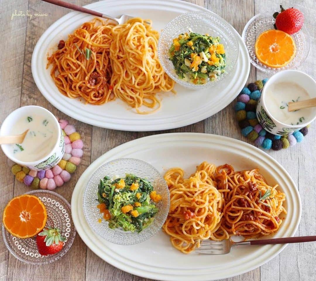 ハインツ日本株式会社のインスタグラム：「ㅤㅤㅤ おうちでも！お店でいただくようなおいしさ😋 ＼素材の美味しさを楽しむ大人むけパスタ／  🔸牛肉とイベリコ豚の粗挽きボロネーゼ 🔸紅ズワイ蟹のトマトクリーム  ステイホームのお昼ごはんは、 やっぱり手早く作れるパスタの出番が多くなりますよね🍝  今日はささっと簡単に、本格的なパスタを作ってみませんか？  こちらは、大人むけ というネーミング通り とってもリッチな味わい＊  フランス産のボルドーワインでじっくり煮込まれたボロネーゼは、 ワインの香り豊かでお肉の食感もしっかり。  トマトクリームも、蟹の濃厚な旨みたっぷり。 家にいながらお店でいただくようなおいしさですよ😋  @petit_bonheur22 様、素敵な投稿ありがとうございました😊  ▫️🔸▫️🔸▫️🔸▫️🔸▫️🔸▫️🔸▫️🔸▫️🔸▫️  ◆ 本商品情報は「ハインツ日本株式会社」で検索して 「商品情報」をご覧くださいね🔎 http://www.heinz.jp  ◆ #ハインツ #大人むけのパスタ を付けて投稿してください♪ スタッフ一同素敵な投稿をお待ちしています🌿  ◆こちらでも様々なアイデアを紹介中☺♡ http://www.heinz.jp/Recipes.aspx  ▫️🔸▫️🔸▫️🔸▫️🔸▫️🔸▫️🔸▫️🔸▫️🔸▫️」