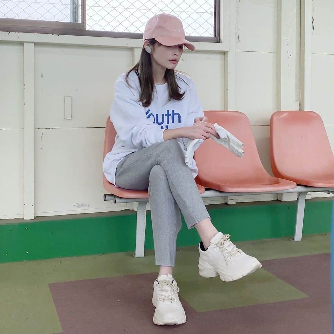 *✭ᏋണᎥ✭*のインスタグラム：「ㅤㅤㅤㅤㅤㅤㅤㅤ ㅤㅤㅤㅤㅤㅤㅤㅤ 動きやすいstyle大好物☺︎ 実は寒くて唇紫過ぎたし脚の色おかしい😂😂😂 ㅤㅤㅤㅤㅤㅤㅤㅤ sweatは @youthfulsurf  ㅤㅤㅤㅤㅤㅤㅤㅤ 動きやすいといえば、下には @premiumslimskinnyleggings_lme  ㅤㅤㅤㅤㅤㅤㅤㅤ を運動の時やこういうラフな服の下には着るの！ ㅤㅤㅤㅤㅤㅤㅤㅤ 柄がないから服に響かないし ゴルフの時とかいつも履いてる♡ ㅤㅤㅤㅤㅤㅤㅤㅤ 詳しくはストーリーに☺︎ ㅤㅤㅤㅤㅤㅤㅤㅤ ㅤㅤㅤㅤㅤㅤㅤㅤ #zara#ronherman#youthfulsurf #スウェットコーデ#ザラジョ#スニーカーコーデ#166cmコーデ#高身長コーデ#大人カジュアル#大人コーデ#partegram #locari#キャップ女子 #細見え#着圧レギンス#プレミアムスリムスキニーレギンス」