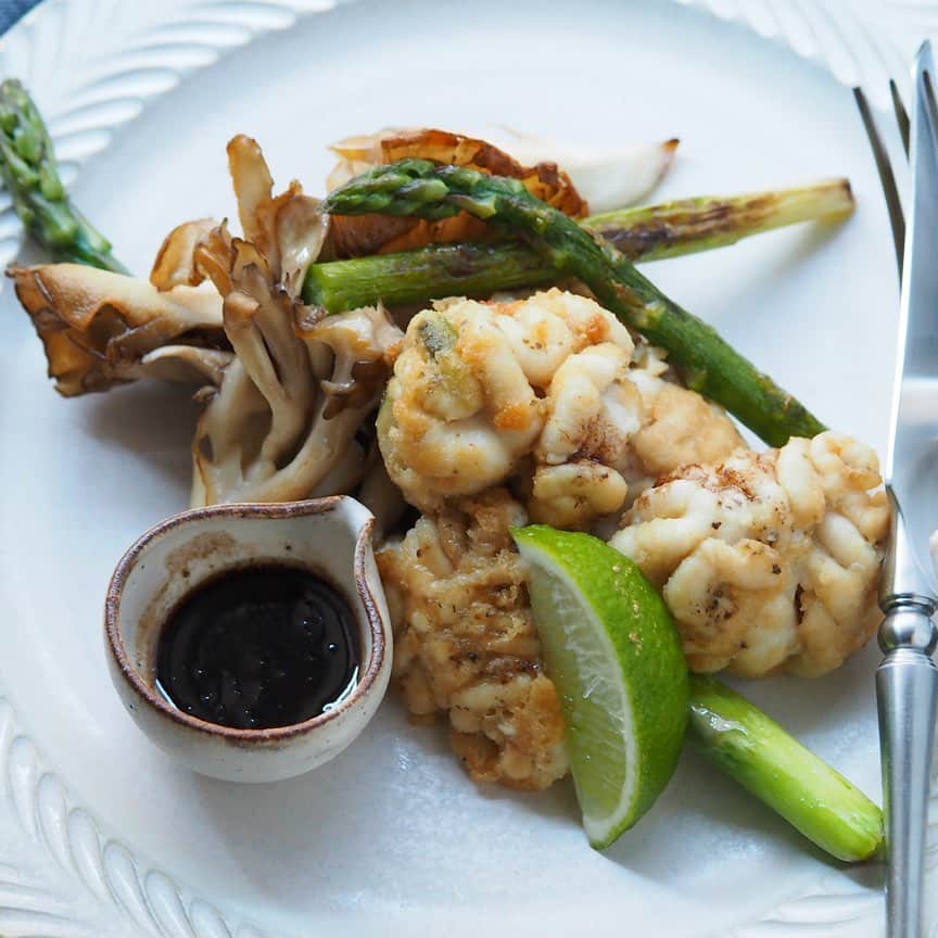 アルペンザルツ公式Instagramのインスタグラム：「レシピあり🐟 「くもこのムニエル」の作り方 * 京都では、鱈の白子の事を『くもこ』と呼びます。 * 茹でてポン酢でいただくのももちろん美味しいのですが、今回は、ワインなどとのペアリングにお勧めなムニエルのご紹介です！ * * 今回のレシピは、 @wappadegohann さんに作ってもらいました！ * [*Ryo*さんからのワンポイント] 白子の余分な水分と臭みをアルペンザルツでしっかり取り除きましょう。この一手間で仕上がりがぐっと良くなります。 * お好みでオリーブオイルでにんにくを炒め、ソテーにしたり、バターに変えても美味しくいただけます。 * ぜひ参考に作ってみてくださいね！ * * ∴♔∴∴♔∴ Ⓡ Ⓔ Ⓒ Ⓘ Ⓟ Ⓔ ∴♔∴∴♔∴ * * 「くもこのムニエル　」 * 【材料】 白子（真鱈）…300g アルペンザルツ...小さじ1/3 ハーブ入りアルペンザルツ...少々 胡椒...少々 薄力粉...適量 オリーブオイル...大さじ2 バルサミコ酢...大さじ3 濃口醤油...小さじ1 付け合わせ(舞茸・アスパラガスなど)...お好みで * * 【作り方】 ①ボウルに水とアルペンザルツ（分量外）を入れ、白子を丁寧に洗う。血やぬめりがある場合はここで取り除く。大きければ筋の部分でカットし、ひと口大にしておく。 * ②1の白子にアルペンザルツを振りかけ、キッチンペーパーの上にのせ、10分放置する。 * ③2で出てきた水分を拭き取り、ハーブ入りアルペンザルツ、胡椒をふる。 * ④3にまんべんなく薄力粉をまぶす。フライパンにオリーブオイルを熱し白子を入れ両面焼き上げる。（大きさにもよりますが片面3分ずつくらいでOKです） 白子を取り出し、キッチンペーパーの上にのせ余分な油を取り除く。 * ⑤白子を焼いたフライパンにバルサミコ酢を加え少し煮詰める。濃口醤油を加え、ひと煮立ちする。 * ⑥白子と付け合わせを皿に盛り付け、5のソースは別添えにする。 * * #アルペンザルツ #塩 #美味しい塩 * #今日のごはん #手作りごはん #簡単レシピ #おかず #レシピ #食卓 #節約 #献立 #家庭料理 #節約生活 #自炊 #ランチ #家ごはん #時短レシピ #簡単レシピ #おいしい #料理 #美味しい #おうちごはん #手作り料理 #手料理 #料理好きな人と繋がりたい#ハーブレシピ#白子#ムニエル」