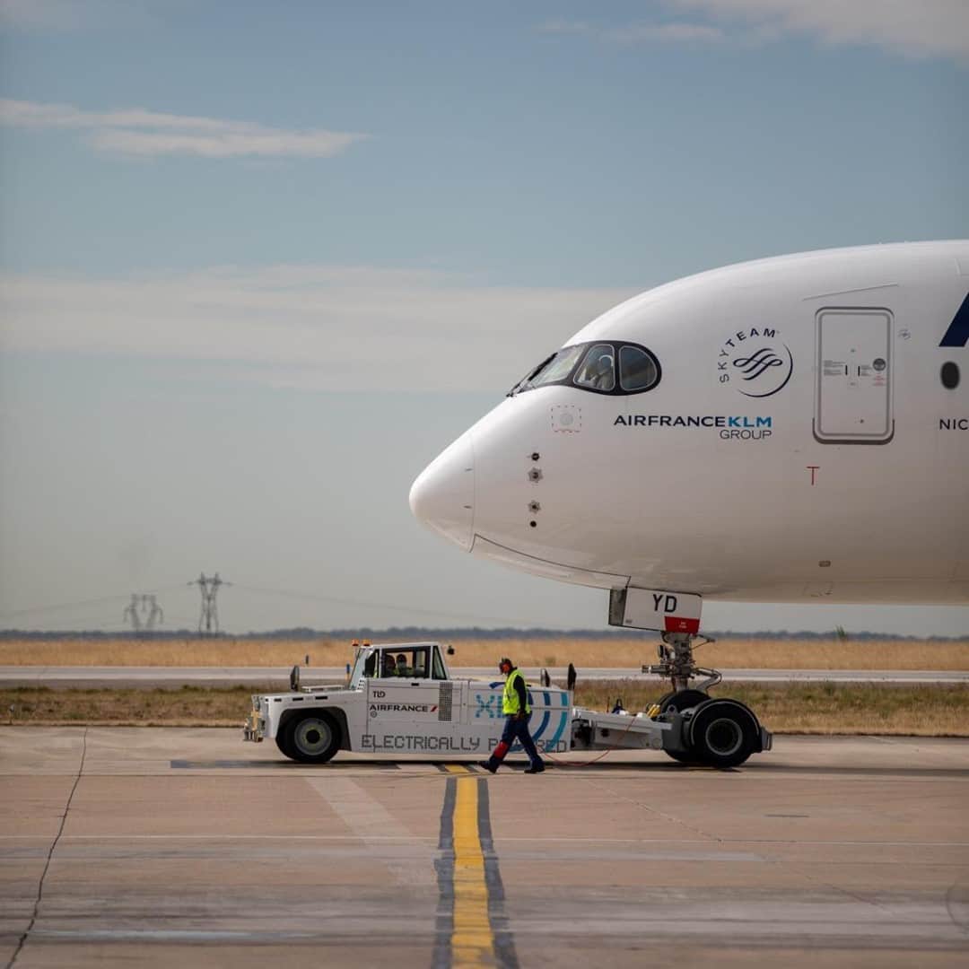 エールフランスのインスタグラム：「Lorsque l’envie de voyager pointe le bout de son nez 🙏 When the urge to travel comes out 🙏  #airfrance #travel #plane #airport #A350 #avgeek」