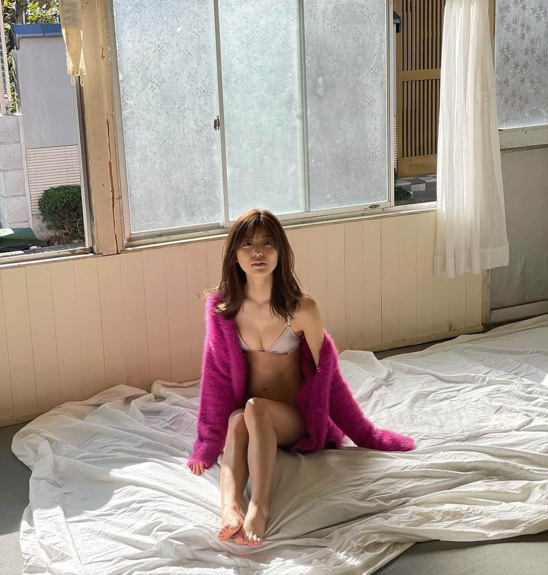 工藤美桜さんのインスタグラム写真 - (工藤美桜Instagram)「本日発売の『FRIDAY』に掲載していただいています〜☺︎ なんと今回は大きいポスター付きです…！ (これかなり大きかった) ぜひチェックお願いします❤︎」2月26日 18時39分 - mmio_kudo