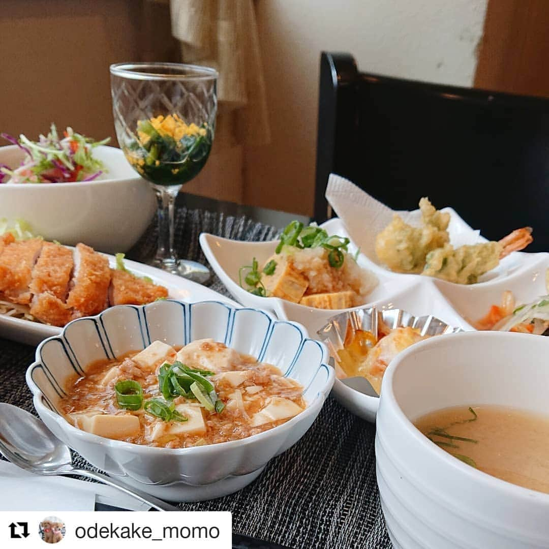 西条市さんのインスタグラム写真 - (西条市Instagram)「サクッと豪華にランチ🍴 旨味たっぷり、シアワセ度が一気に上がりそう😌🌸💓  #Repost @odekake_momo (@get_repost) ・・・ 2021.2.24  今日もボリューム満点！  お昼休みにサクッと浪漫亭でランチ  ホントはガッツリ カツ丼食べたかったけど 昨日の夕飯がトンカツだったからここに変更したら まさかのメインがトンカツ😂😂😂  トンカツ好きだから連日でもへっちゃらさ(笑)  このボリュームで 890円てコスパ良すぎ😆❣️ 時間なくてデザートは諦めた  帰り道 PANDAが空いてたのでパンもGET😁  #お昼ごはん #ランチ #昼休み #おひとり様ランチ #浪漫亭 #トンカツ #ボリューム満点 #洋食 #洋食屋 #週替わりランチ #lunch #food #Instafood #lovesaijo」2月26日 18時32分 - lovesaijo