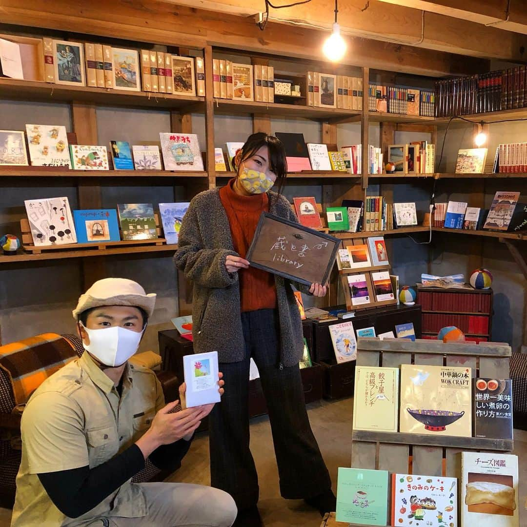 大角怜司のインスタグラム：「. 今月の探県は「出雲崎町」  海岸沿いに位置しており、海や夕日がとても綺麗で、伝統的な妻入り住居が立ち並ぶ出雲崎町！  そんな町で、大阪出身で地域おこし協力隊のの石坂さんが、使わなくなった蔵を再利用した「本のある空間」を作りました📚  その名も「蔵と書」 コンセプトは「町がもっと好きになる」場所  とってもおしゃれで落ち着く雰囲気で、本当に素敵な空間でした〜  私も一冊購入！！ ホントの出会いができました！！  ありがとうございました😊  #新潟 #出雲崎町 #蔵と書 #本のある空間 #新潟 #探県thursday #ux#新潟テレビ21 #アナウンサー」