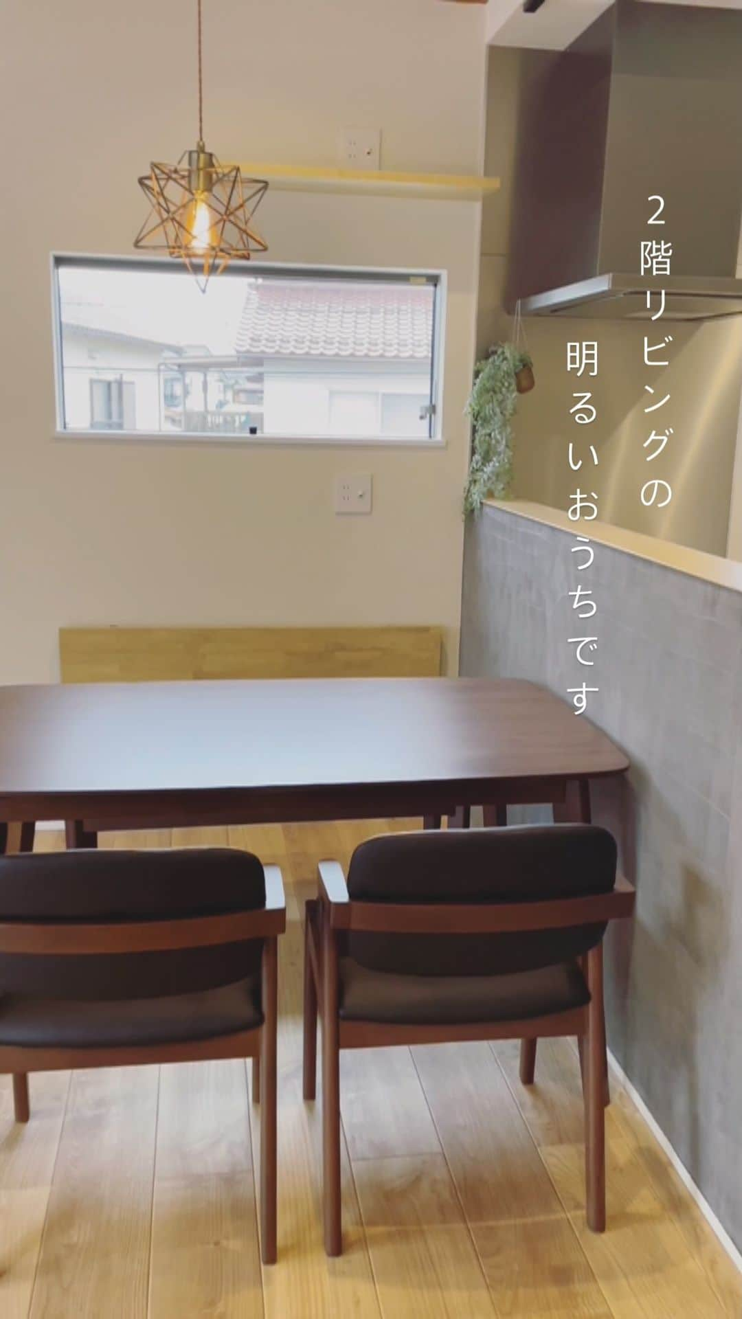 ONLY ONE HOUSE 株式会社 新谷組のインスタグラム：「* いよいよ明日から2日間 家フェス開催です🙌🏻  時間:10時〜17時  会場:高浜町宮崎88-9-4  無料体験コーナー実施⚒  1.大工職人体験  ▹▸大工さんと一緒にイス作り  2.左官職人体験 ▹▸モルタル手形を作ってみよう！  3.クロス貼り体験 ▹▸クロスを額縁に貼ってみよう！  4.ペンキ塗装体験 ▹▸大工さんと作ったイスにペンキを塗ってみよう！  大人の方には @cafe_watoto_kajimotoryonin 様ご協力のもと スイーツ2種盛りを 30食限定でご用意しております🧁☕️  みなさま、お気をつけてお越しくださいませ🧡  #新谷組 #ルームツアー  #モデルハウス #2階リビング」