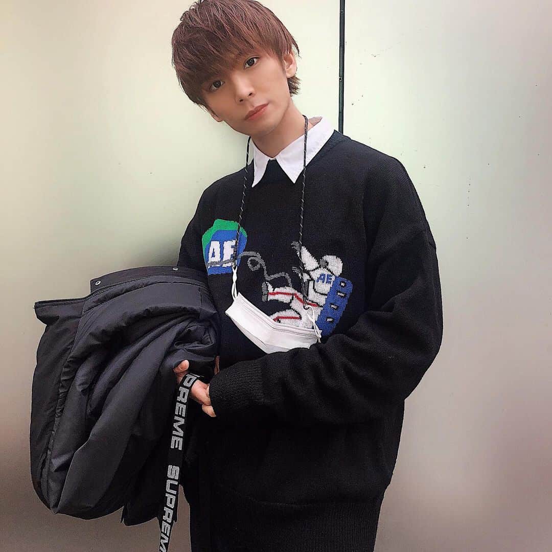 岡田隆之介のインスタグラム：「一緒に帰ろっか❗️ . . . . . . . #アイドル #推しのいる生活 #instagood #instalike #like4like #like#ootd #ootn #followme #モデル #サロモ #サロンモデル #メンズファッション #ファッション #お洒落さんと繋がりたい #韓国好きな人と繋がりたい #ファインダー越しの私の世界 #フォロミー  #いいねした人で気になった人フォロー #ハイトーンカラー #マッシュ男子 #雰囲気好きな人いいね #雰囲気推してください  #いいね返し #adererror」