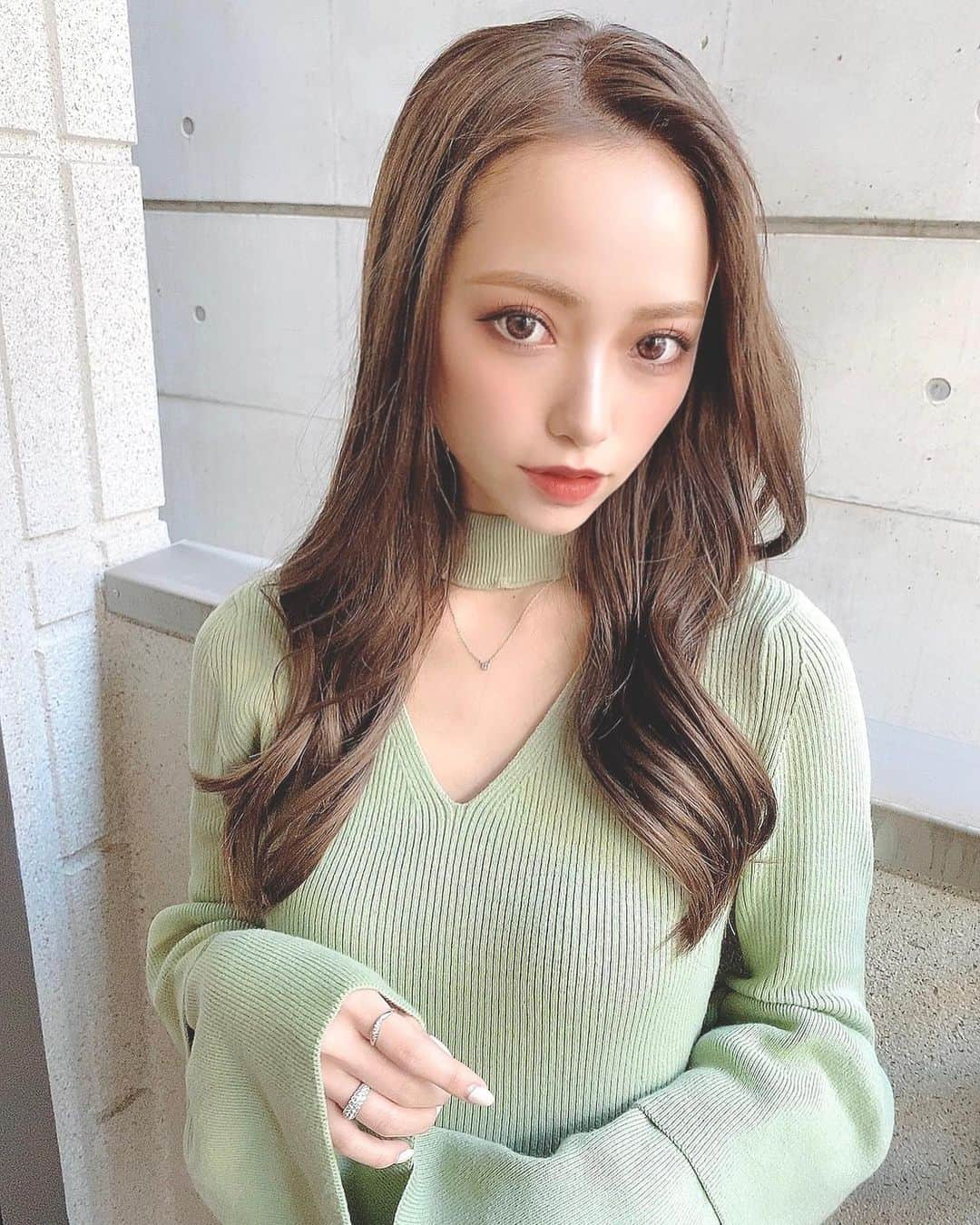 前川琳菜（りなち）さんのインスタグラム写真 - (前川琳菜（りなち）Instagram)「✩‧₊˚ . . New hair💇‍♀️🖤🖤🖤 . 約1年続けたハイトーン卒業！！！ かなりトーンダウンしました✌️ . ちなみに前髪はあるので気分で分けてみたり 暗いと大人っぽくもできるからよい🖤 . 今回ものぐち( @welly_yuuki )のお任せカラー🙆‍♀️ スモーキーベージュ！色よすぎるぅ！ いつもありがとお🥰✨ . . #머리스타그램 #머리스타일 #newhair #newhaircolor #ヘアカラー #ヘアカラーアッシュ #アッシュカラー #ロングヘア #巻き髪 #巻き髪ロング #ヨシンモリ #ヨシンモリ巻き #韓国ヘア #前髪なし #渋谷美容室 #wellytokyo #ウィリートーキョー」2月26日 18時35分 - rina__maekawa