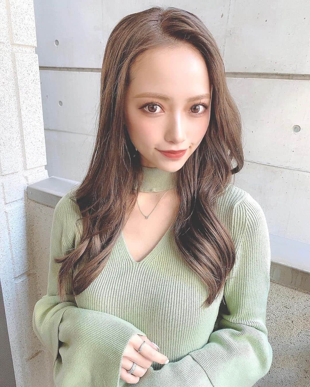 前川琳菜（りなち）さんのインスタグラム写真 - (前川琳菜（りなち）Instagram)「✩‧₊˚ . . New hair💇‍♀️🖤🖤🖤 . 約1年続けたハイトーン卒業！！！ かなりトーンダウンしました✌️ . ちなみに前髪はあるので気分で分けてみたり 暗いと大人っぽくもできるからよい🖤 . 今回ものぐち( @welly_yuuki )のお任せカラー🙆‍♀️ スモーキーベージュ！色よすぎるぅ！ いつもありがとお🥰✨ . . #머리스타그램 #머리스타일 #newhair #newhaircolor #ヘアカラー #ヘアカラーアッシュ #アッシュカラー #ロングヘア #巻き髪 #巻き髪ロング #ヨシンモリ #ヨシンモリ巻き #韓国ヘア #前髪なし #渋谷美容室 #wellytokyo #ウィリートーキョー」2月26日 18時35分 - rina__maekawa