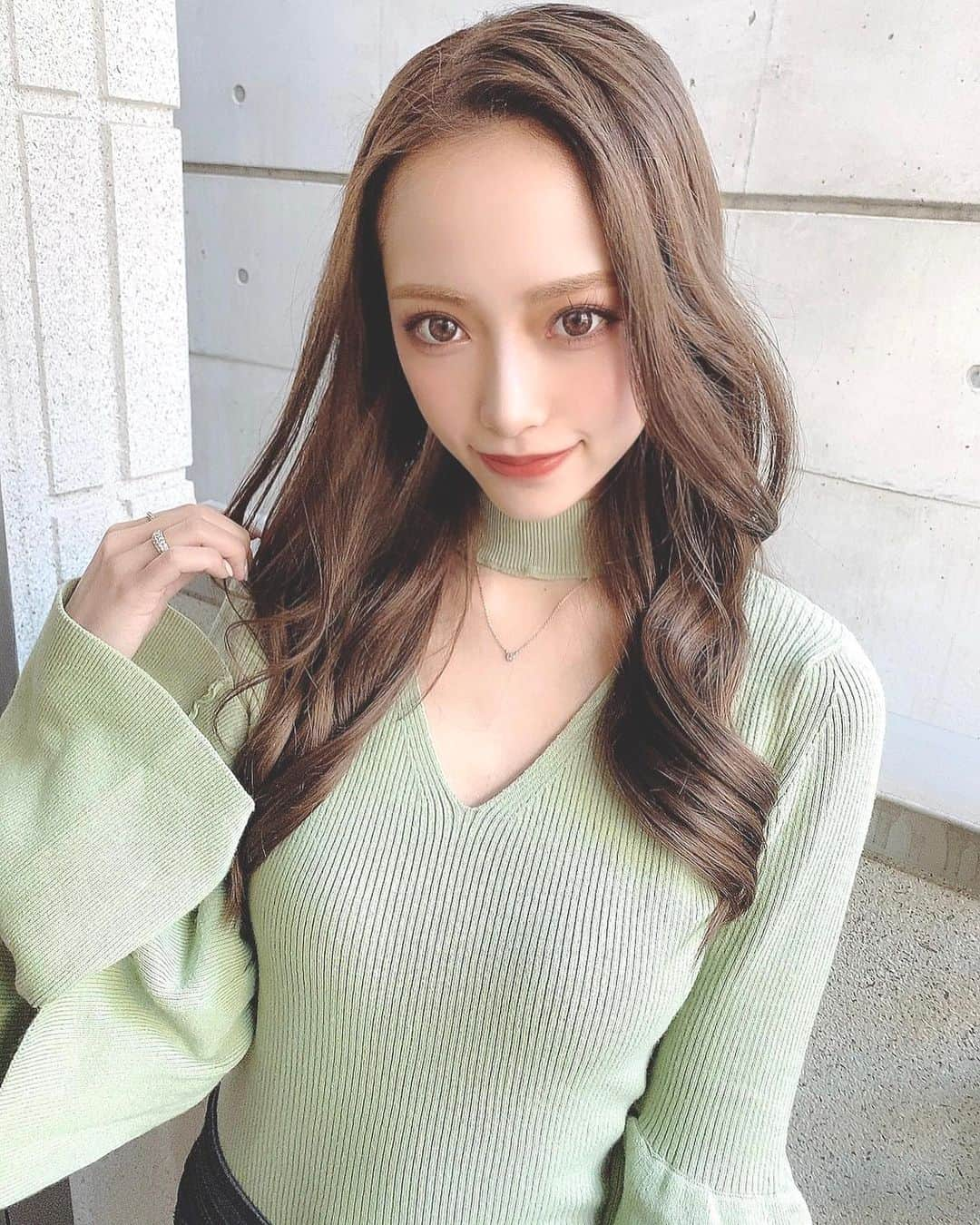 前川琳菜（りなち）さんのインスタグラム写真 - (前川琳菜（りなち）Instagram)「✩‧₊˚ . . New hair💇‍♀️🖤🖤🖤 . 約1年続けたハイトーン卒業！！！ かなりトーンダウンしました✌️ . ちなみに前髪はあるので気分で分けてみたり 暗いと大人っぽくもできるからよい🖤 . 今回ものぐち( @welly_yuuki )のお任せカラー🙆‍♀️ スモーキーベージュ！色よすぎるぅ！ いつもありがとお🥰✨ . . #머리스타그램 #머리스타일 #newhair #newhaircolor #ヘアカラー #ヘアカラーアッシュ #アッシュカラー #ロングヘア #巻き髪 #巻き髪ロング #ヨシンモリ #ヨシンモリ巻き #韓国ヘア #前髪なし #渋谷美容室 #wellytokyo #ウィリートーキョー」2月26日 18時35分 - rina__maekawa