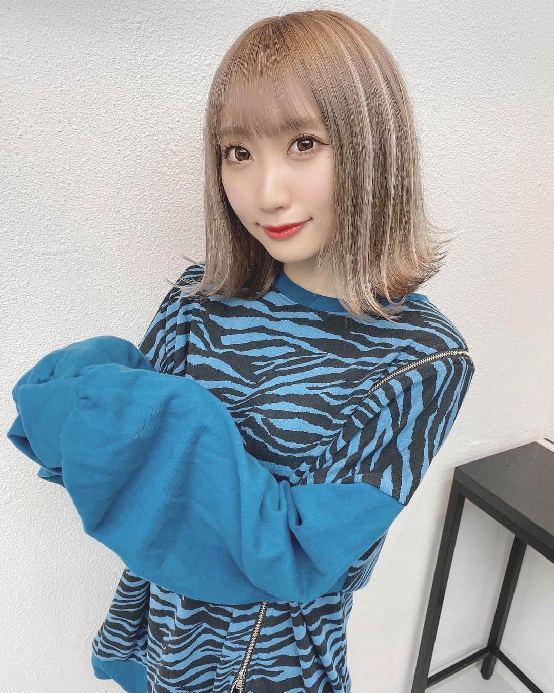 シイナナルミさんのインスタグラム写真 - (シイナナルミInstagram)「newhair💭﻿ ﻿ ミルクティーグレージュ﻿ ハイライトイヤリングホワイト🧋🤍﻿ ﻿ @lapis.kouki  ﻿ 明るくしたいけど﻿ 黄ばみやオレンジっぽくなりたくない人に﻿ おすすめ🥺❕﻿ ﻿ 黄色やオレンジ系が苦手な﻿ ブルーベースさんでも楽しめるグレージュ🧸﻿ ﻿ 表面にハイライトと﻿ 耳上にイヤリングカラー👂🏻💍﻿ 耳にかけた時色が出てきてかわいいヨ💞﻿ ﻿ Lapis大宮店なるみん好きなひと﻿ たくさん来るみたいで﻿ よくお客さんの話聞くよ〜🎶﻿ ﻿ サインいり自己化け置いてあるから﻿ 近くの人は行ってみてね🎉🎉  #ミルクティーグレージュ  #ハイライト  #グレージュ  #ミルクティーカラー  #ホワイトカラー  #イヤリングカラー  #lapis  #ブルーベース  #ブルーベース冬  #ブルベ冬 #ブルベハイトーン #ハイトーンカラー  #外ハネ」2月26日 18時36分 - narumin_chan