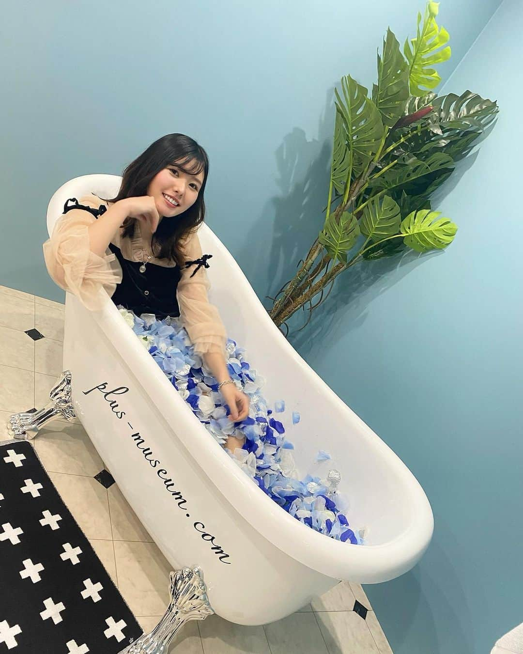 YOUKORINさんのインスタグラム写真 - (YOUKORINInstagram)「お花のバスタイム🛁*。#お風呂#🛁#花風呂#映え#可愛い#💙#出てからが大変#コロコロしまくる#大糸くず#まみれる#正解が分からん#連写#写真好きな人と繋がりたい#難波#大阪#心斎橋#plusmuseum#instagood#instalike#bathtime#osaka」2月26日 18時36分 - xxy0uc0riinxx