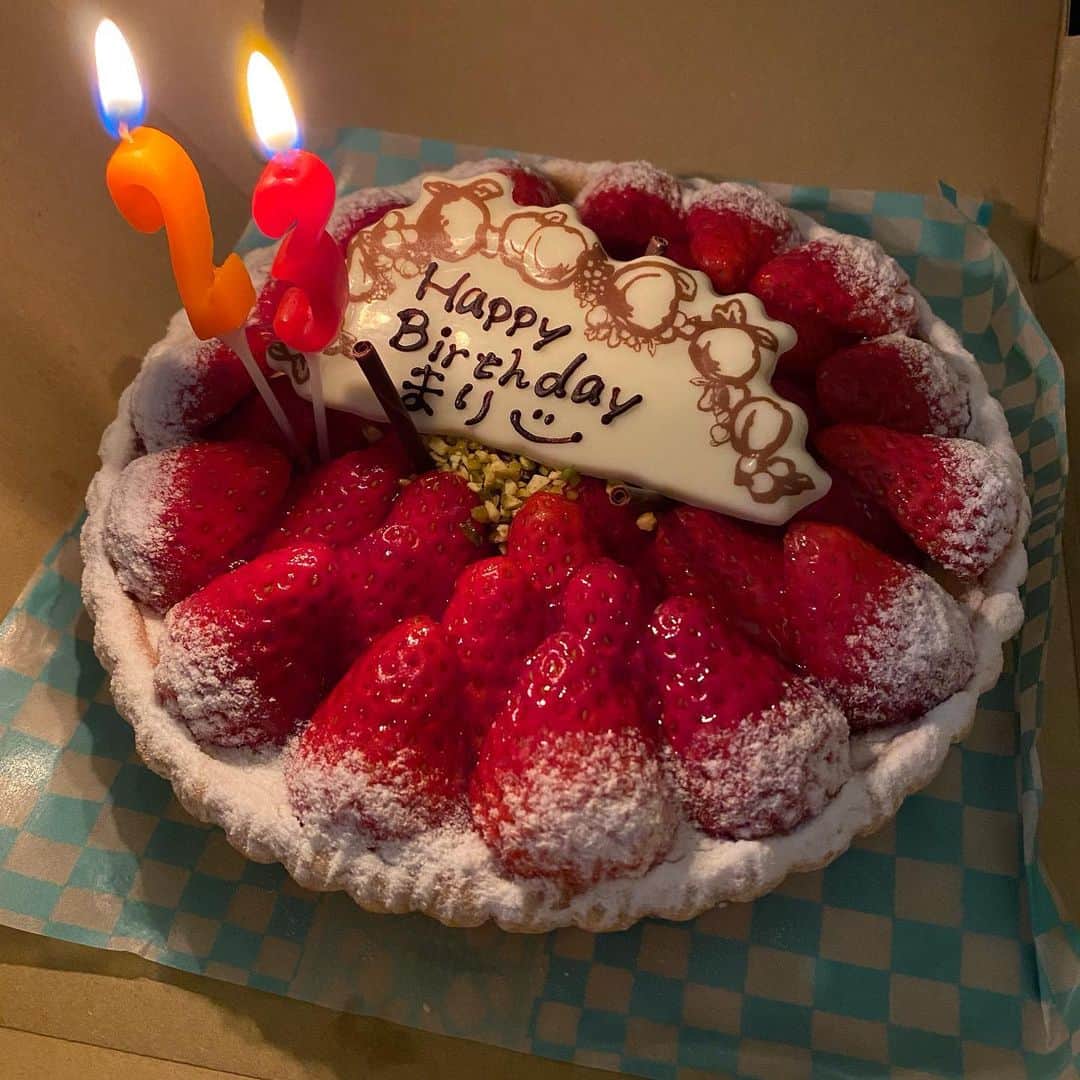 のインスタグラム：「23歳になりました！  メッセージやコメントいつもありがとうございます☺️ お返事はできませんが、心のこもった温かいメッセージにとっても元気を貰っています！  23歳の東城も何卒よろしくお願い致します！」