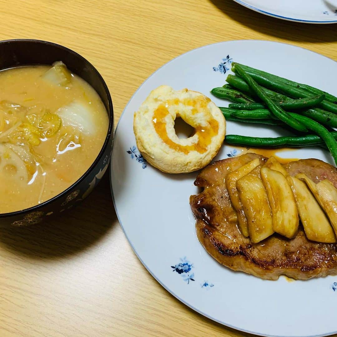 アクア新渡戸さんのインスタグラム写真 - (アクア新渡戸Instagram)「本日の夕食✨🍽  豚西京焼きエリンギ添え 野菜たっぷりお味噌汁☺️ 今日も美味しく出来ました✌️  #おうちごはん #家族時間 #豚西京焼きがおいしすぎ  #野菜たっぷりお味噌汁付き」2月26日 18時36分 - amiaquanitobe