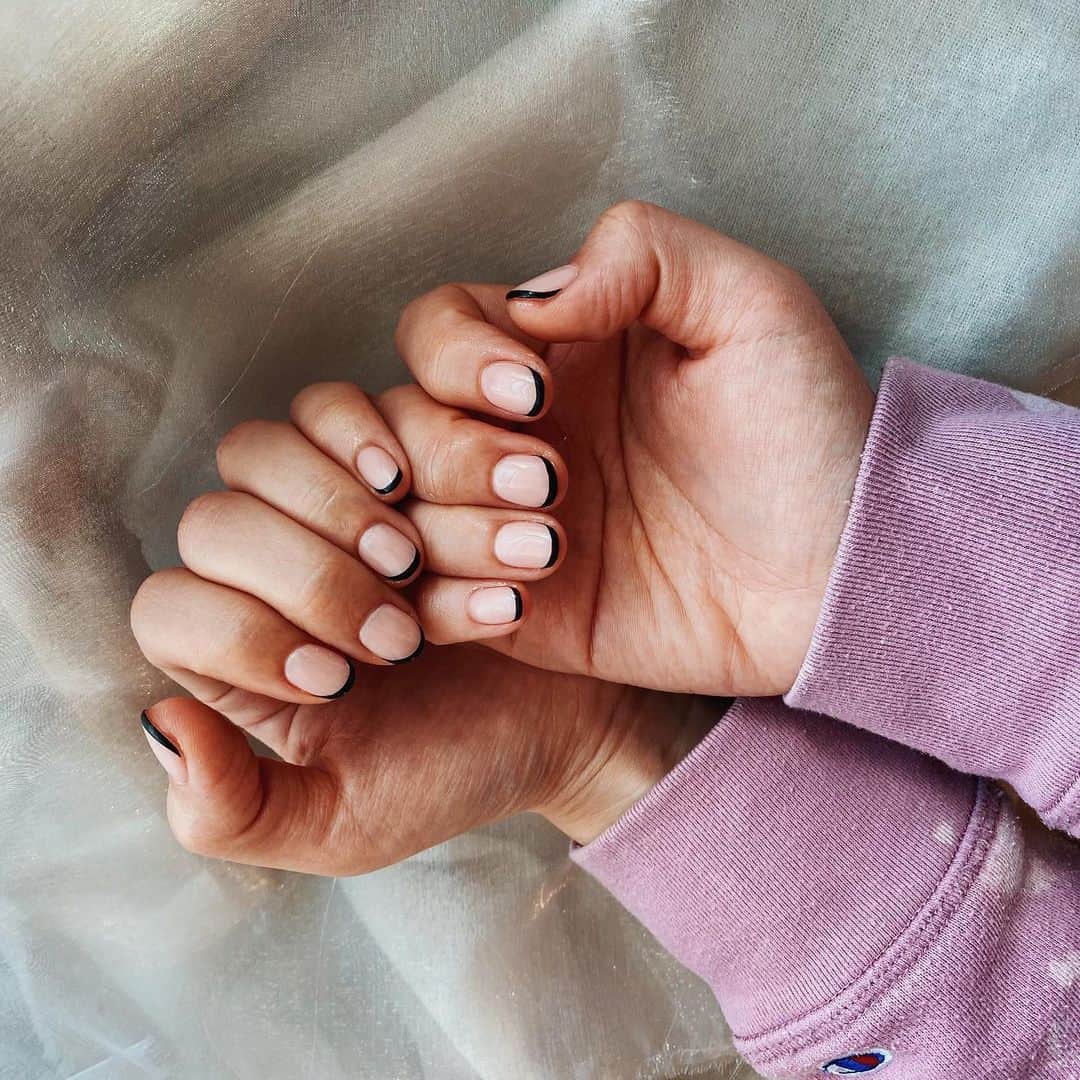 のインスタグラム：「ネイル復活💅🏼 あさかさんの黒フレンチパクリました笑 yukoさんありがとうございます❤️ 爪可愛いとテンションあがるよね。 いって基本シンプル笑. . ☆☆☆☆☆☆☆☆☆☆☆☆☆☆☆. .  Nail revival 💅🏼  Asaka-san's black French pakuri lol  Thank you yuko ❤️  If your nails are cute, you'll get a lot of tension.  Basically simple lol. .  네일 부활 💅🏼  아사카 씨의 블랙 프렌치 표절 まし 한 웃음  yuko 씨 감사합니다 ❤️  손톱 귀여운 텐션 오르는군요.  해서 기본 심플 ㅋㅋ. . ☆☆☆☆☆☆☆☆☆☆☆☆☆☆☆. . . . #newnail #nail #ネイルデザイン #黒フレンチネイル #フレンチネイル #黒フレンチ . . . .」