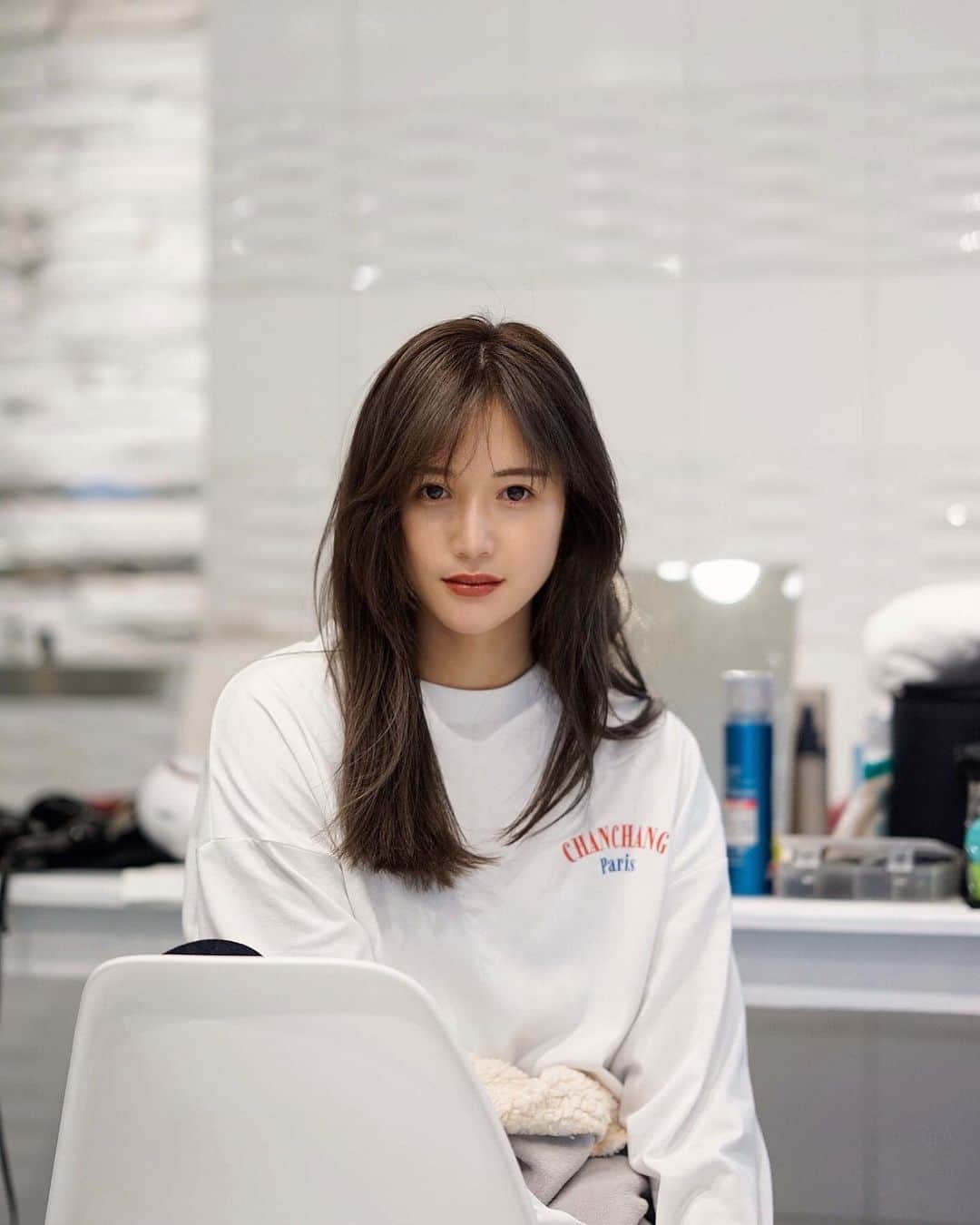 fukishaljのインスタグラム：「Offshot :) 大人気で問い合わせ多いロンT 来月いよいよ発売です☺️ 日本製の汗染みしにくい素材なので 肌触りも良く汗が気になる時期にも リラックスしてきて頂けるよう こだわりました。 ホントに、おすすめ♡    @chanchang_official  メイク中の撮影のオフショットです💘　#真顔」