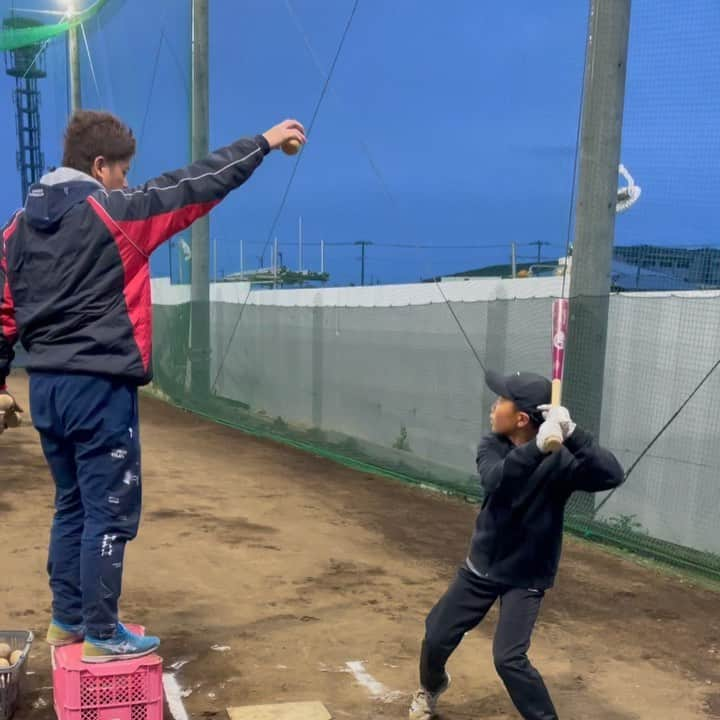 一場靖弘のインスタグラム：「金曜日のアカデミー⚾️ 今日は ・2ヶ所でロングティー (上からボールを落として打つパターンと置きティーを高めにセットして打つパターン) ・早打ち ・キャッチボール ・守備練習(ミニコーンでを使っての複合練習) ・ノック 上からボールを落として打つ狙いは無駄な動きをなくす事です✨無駄な動きがあるとボールはあっという間に通りすぎてしまいますし、顎が上がってしまうと空振りになります。もちろん、タイミングもしっかり取らないといけません‼️ いつでも塾生、体験募集してます😁  #千葉 #松戸市 #流山市 #三郷市 #柏市 #レッドストロングス松戸 #一場靖弘ベースボールアカデミー #両国整骨院 #野球塾 #一場靖弘 #元プロ野球選手 #ベースボール #野球 #草野球 #野球教室 #個別指導 #ナイター野球 #少年野球 #シニアリーグ #ボーイズリーグ #ポニーリーグ #軟式野球 #硬式野球 #向上心 #アンダーアーマー #生徒募集中 #野球教室 #出張野球教室 #youtube #ロングティー」