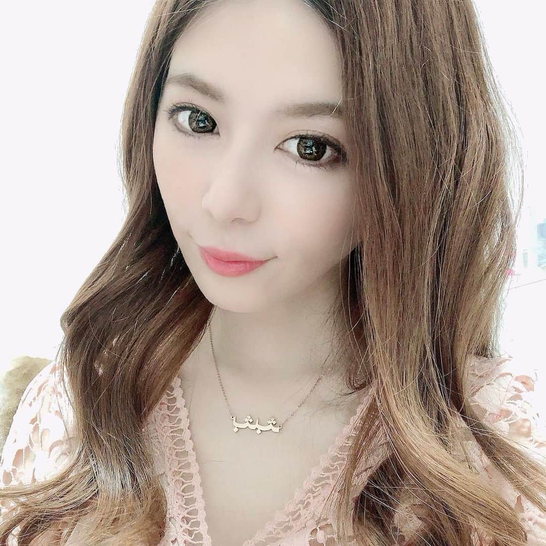 栗林里莉のインスタグラム：「♡ 銀座 #aclinic さんでAスレッドの施術を受けて約二週間経ちました💡 担当は山田統括院長(@a_clinic_ginza)   施術はあっという間で、痛みは2.3日かるーい頭痛はあったけど、腫れは全くなくて普段通りに生活できたよ😊  私は、洗顔してる時に小顔になったのを実感しております✨  年齢と共に頬のたるみが気になってくるので少しでも気になる方はマジでオススメ❤️  アプリの小顔機能使わなくて良くなるよん😉(写真は小顔機能使ってません)  カウンセリングは無料、もちろん男性も受けれる施錠なので気になる方は是非！  #aスレッド #aclinic #aclinic銀座 #aclinic横浜 #aクリニック #美容 #小顔 #美肌 #リフトアップ #糸リフト #美容外科 #美容皮膚科 #美容クリニック#山田哲雄」