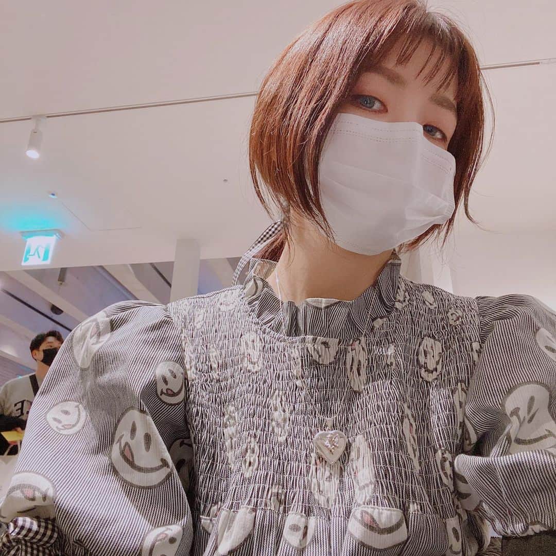 ネオンムーンのインスタグラム：「스마일드레스 개시🖤🤓🖤」
