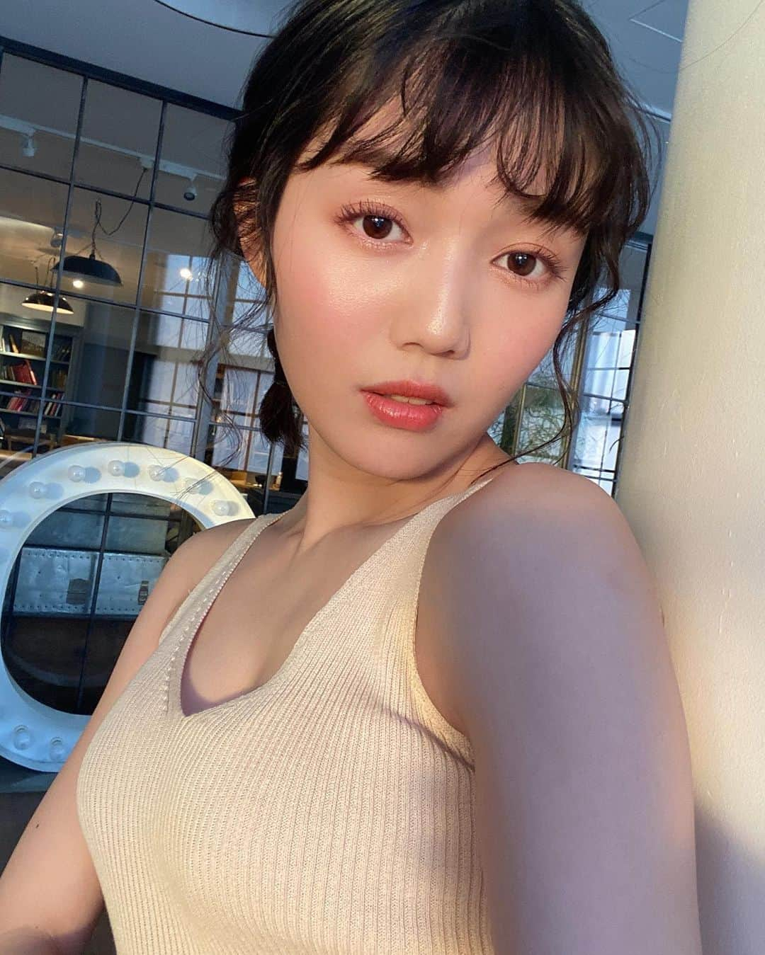 松川菜々花さんのインスタグラム写真 - (松川菜々花Instagram)「・ 洋服製作についておめでとうってたくさんの言葉みんなありがとう😊  本当楽しみにしててね♡  そして、2021.3.17(web)より、 2021 SPRING&SUMMERのプレオーダーがスタート！！ 公式サイトも間もなくです！  手に取って頂きやすい価格帯になってるので是非♡  　 #韓国ファッション #韓国コーデ #韓国メイク #韓国ネイル #韓国ヘア #ななコーデ  #klojapan #kloofficeselfie」2月26日 18時42分 - matsukawa__nanaka