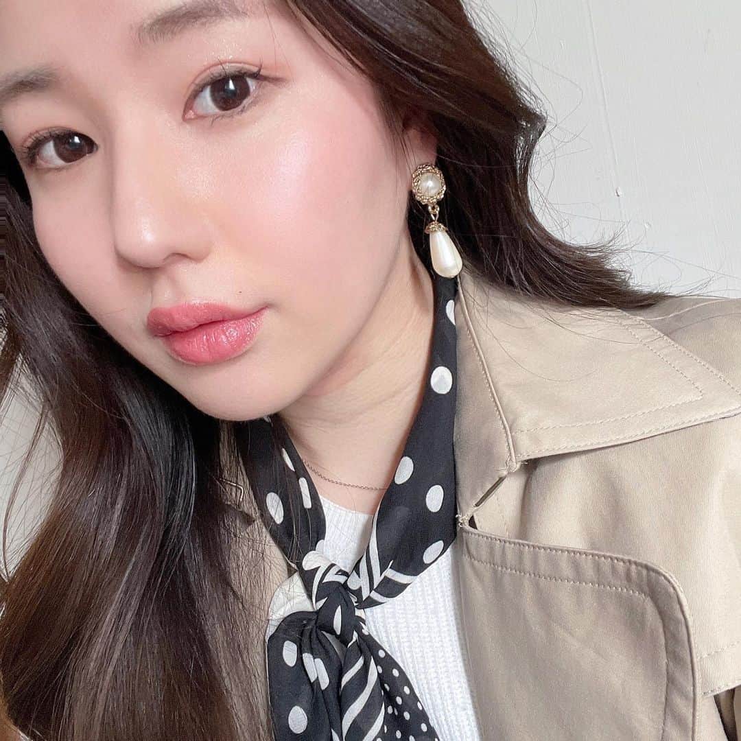 のインスタグラム：「. 薄メイクして春コーデしたら、30代になった🌷 . . tiktokでは22歳がBBAとアンチされる時代 全く気にしてないけどね笑 . だってBBAの定義は自分がBBAだと思ってから だと思ってるし✌🏼笑 . . . #春メイク#春コーデ#スカーフコーデ #トレンチコート #bluelabel #ブルーレーベル #ピンクメイク #大人メイク #スカーフアレンジ #gu #zara」