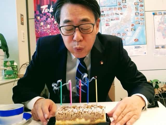 海江田万里さんのインスタグラム写真 - (海江田万里Instagram)「今年も無事に誕生日を迎えました。 たくさんのお祝メッセージをありがとうございます。 今は、外での食事もできないので、事務所でささやかな誕生会をしました。 今週末は、冬に逆戻りのようですので、皆さんくれぐれもお身体に気を付けてお過ごしください。 ケーキの上のロウソクの数は、年齢とは無関係です。  #立憲民主党　#衆議院議員　#海江田万里　#誕生日　#226」2月26日 18時43分 - kaiedabanri