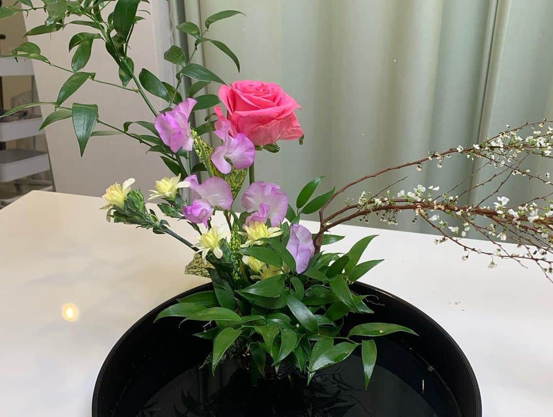近藤美月さんのインスタグラム写真 - (近藤美月Instagram)「﻿ ﻿ 人生で初めての﻿ 生花教室🥀✨﻿ ﻿ 意外と思うように﻿ まとまらなくて悩みながらも、﻿ とっても楽しくできました♡﻿ ﻿ ﻿ @ooshimasiho  ﻿ ﻿ ﻿ ﻿ ﻿ #生花#ポーセラーツ#生花アレンジ」2月26日 18時45分 - miittsuk