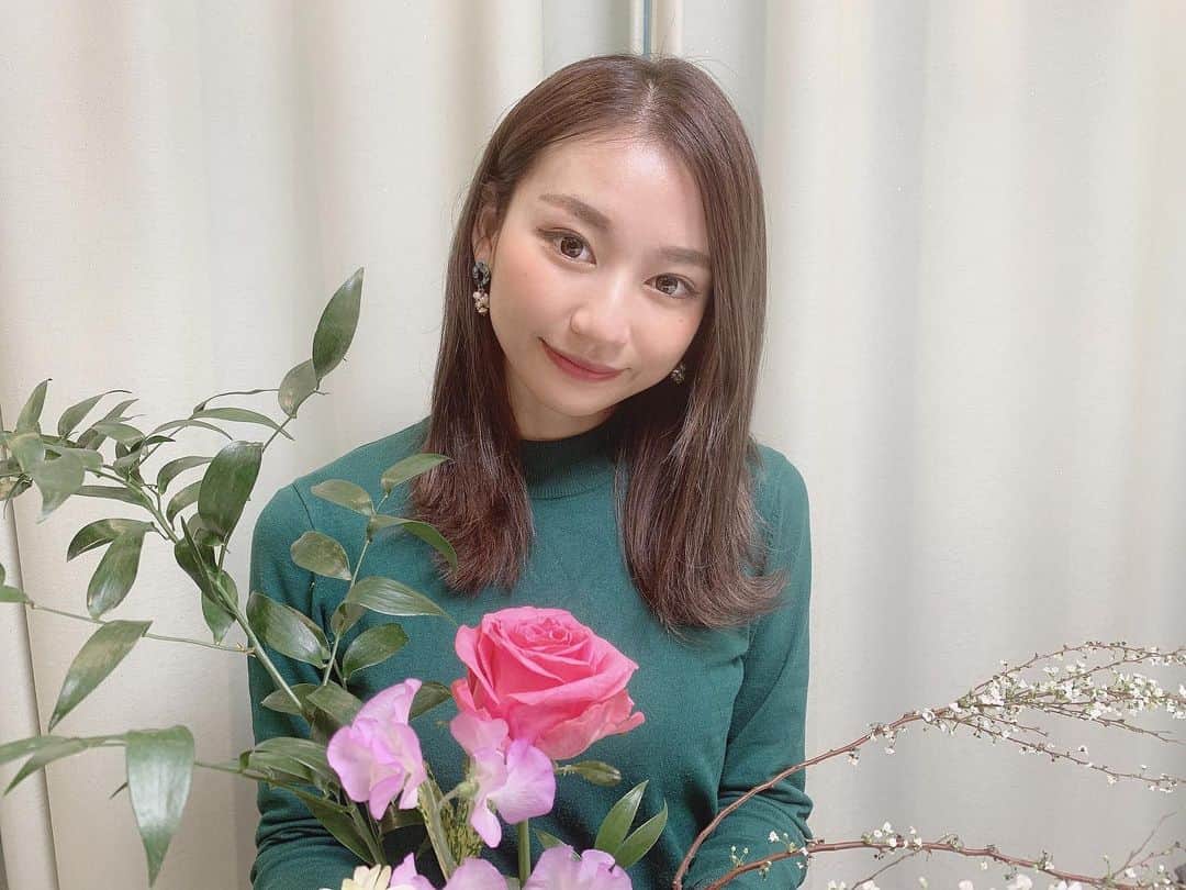 近藤美月のインスタグラム：「﻿ ﻿ 人生で初めての﻿ 生花教室🥀✨﻿ ﻿ 意外と思うように﻿ まとまらなくて悩みながらも、﻿ とっても楽しくできました♡﻿ ﻿ ﻿ @ooshimasiho  ﻿ ﻿ ﻿ ﻿ ﻿ #生花#ポーセラーツ#生花アレンジ」