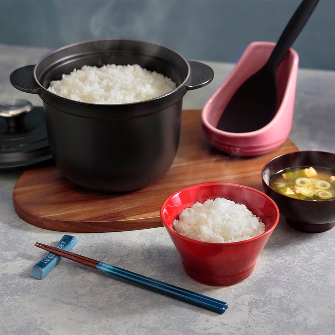 Le Creuset Japon　ル・クルーゼ ジャポンさんのインスタグラム写真 - (Le Creuset Japon　ル・クルーゼ ジャポンInstagram)「【ル・クルーゼ公式レシピ】白飯 鍋の優れた熱対流でご飯がふっくらと炊きあがります。  材料【3合分／ココット・エブリィ 18・ココット・エブリィ 18 インナーリッド使用】 米　3合 水　540ml～600ml ※白米1：水１～1.1の割合  作り方  ＜下準備＞ 米は洗って20分ほど浸水する。  1. 鍋にザルで水気を切った米、分量の水を入れ、インナーリッド(内フタ)、フタをして中火で沸かす。弱火に落として10分ほど炊き、10分蒸らす。空気を含ませるように全体を混ぜる。  #ルクルーゼ #lecreuset #ルクルーゼのある食卓 #クッキングラム #cookingram #キッチングラム #テーブルウェア #食卓 #手料理 #ルクルーゼごはん #手料理グラム #ルクルーゼ公式レシピ #ココットエブリィ #ごはん #白米」2月26日 18時45分 - lecreusetjapon