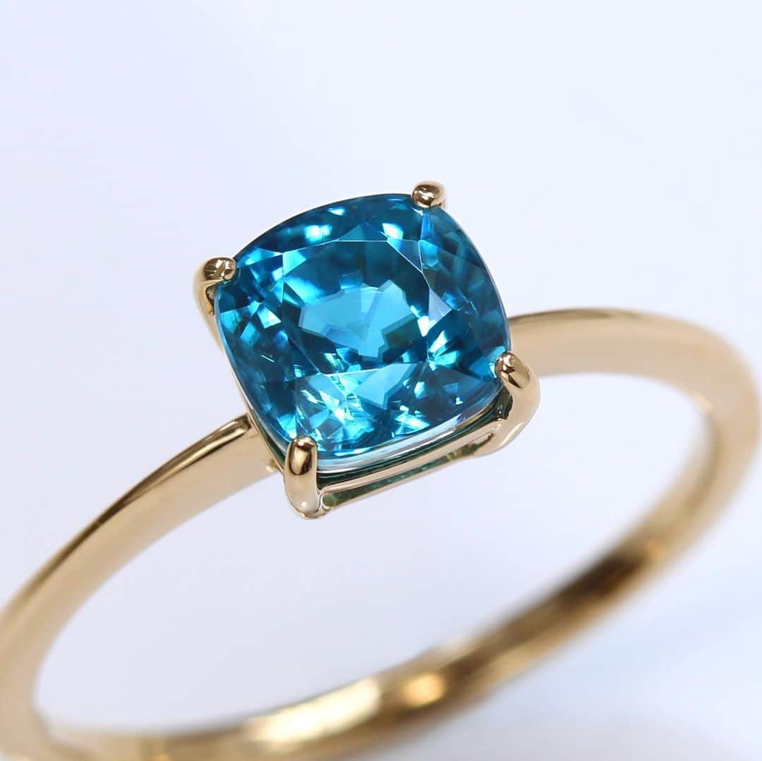 ビズーさんのインスタグラム写真 - (ビズーInstagram)「昨年12月からビズーに新しく加わった宝石「ジルコン」。ネオンブルーの眩しいほどの発色とダイヤモンドにも負けないほどのディスパージョンに思わず魅了されてしまいます。 ． ． ． #bizoux #ビズー #jewelry #ジュエリー #birthstone #誕生石 #bluezircon #zircon #ジルコン #fashion#ring #リング #ネックレス #ピアス #自由が丘 #銀座 #大阪心斎橋 #新宿 #神戸 #名古屋 #仙台 #日本橋」2月26日 18時45分 - bizoux_jewelry