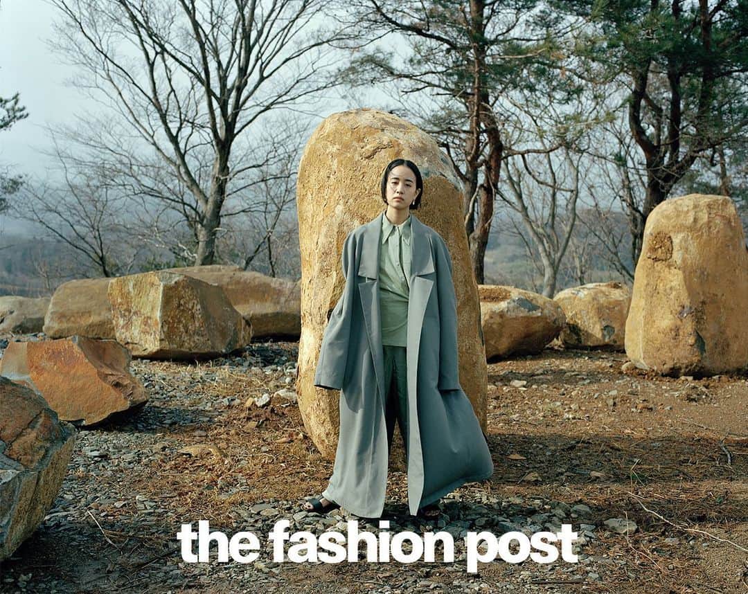The Fashion Postさんのインスタグラム写真 - (The Fashion PostInstagram)「#fashion LEMAIRE with Shizuka Ishibashi  『柔らかな緑に包まれて。石橋静河が魅せる春のワントーン』  デザイナーがスタイリッシュだと考えるのは、「自身のスタイルにメンズウェアのエッセンスをミックスしている女性たち」。  大ぶりなテーラードカラーやシルエット、ソリッドなカッティング……マスキュリンなディテールが、むしろ女性らしさや繊細さを強調してくれることを LEMAIREはよくわかっている。しっかりフォーマルに見えるのに、着心地はいずれもイージー。さらっと袖を通せば、自然と力や自信が湧いてくる。  model: Shizuka Ishibashi photography: Masahiro Sambe styling: Chiaki Utsunomiya hair & makeup: Yuka Toyama edit & text: Manaha Hosoda cooporation: Okurayama Studio  #TFP #TheFashionPost #LEMAIRE #ルメール #石橋静河 #Shizuka Ishibashi」2月26日 18時45分 - tfpjp