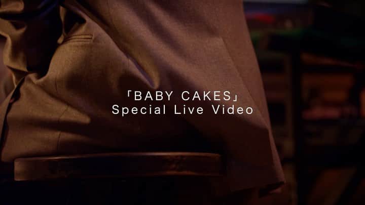 のインスタグラム：「「BABY CAKES」Special Live Video is on my YouTube!  YouTubeにて、新曲『BABY CAKES』のスペシャルライブビデオが公開されました。 machineに @georgemopofhead を迎えてお届けします。是非観てね！  BABY CAKES（Special Live Video）  ▼Video Credit Vocal : Taichi Mukai Keyboard & Machine : George (MOP of HEAD)  Director : Takeshi Hanzawa (GLASS LOFT) Assistant director : Rie Gonda Director of Photography : Kota Watanabe Assistant Camera : Yusuke Kitami, Yuki Ogura Best boy : Jun Tsukayama, Yuichi Nose (Kurosawa Film Studio) DIT : Takeshi Yamaguchi (GLADSAD) Editor : Mari Kobayashi (MEGANEFILM) Sound Effect : Kazune Masutomi Colorist : Yosiro Kamei (SONY PCL) Studio assistant : Natsuko Kondo (HANZAWA STUDIO), Kyo Tanaka (HANZAWA STUDIO) Producer : Akifumi Obara (PICT), Suzuka Okayama (PICT) Production Manager : Yuto Ichikawa (PICT) Hair & Make Up : Megumi Kuji (LUCK HAIR) Assistant Hair & Make Up : Rei Kurokawa Styling : Taichi Mukai  #向井太一 #BabyCakes」