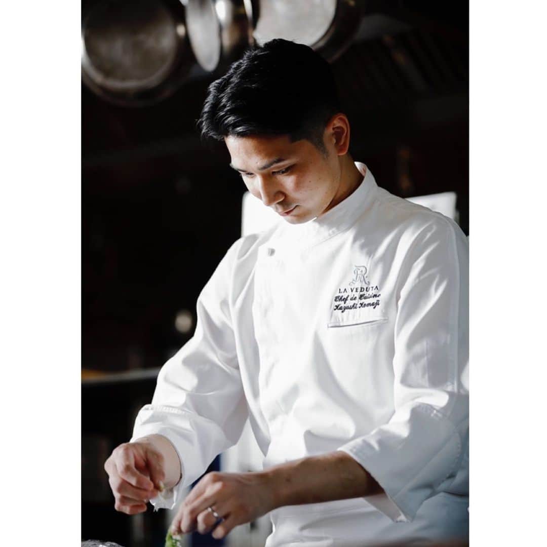 のインスタグラム：「. Chef Komaji’s MASTER CLASS  ラ ベデュータ 駒路和司シェフによる マスター・クラスを開催。 テーマのお料理を美味しく作るコツを 駒路シェフが優しく丁寧に解説します。  キッチンカウンターに 特別にあつらえた特等席にて 月替わりのウェルカムカクテルとともにご試食下さい。  Chef Komaji will teach you the essential art to exemplary cooking. Allow us to escort you to your VIP seat at the kitchen counter, serve you with a monthly special cocktail, and activate your senses with elucidation.   《Class1》 ビステッカ・アッラ・フィオレンティーナ  【日時】2021年3月28日(日) 16:00～17:00  【料金】お1人様　6,000円（税・サ別） 【場所】12階 イタリア料理 ラ ベデュータ 【定員】8名様  【内容】イタリアンウェルカムカクテル、テーマのお料理   ※ご来店時はマスクの着用をお願いいたします。 〈ご予約〉06-6105-5659」