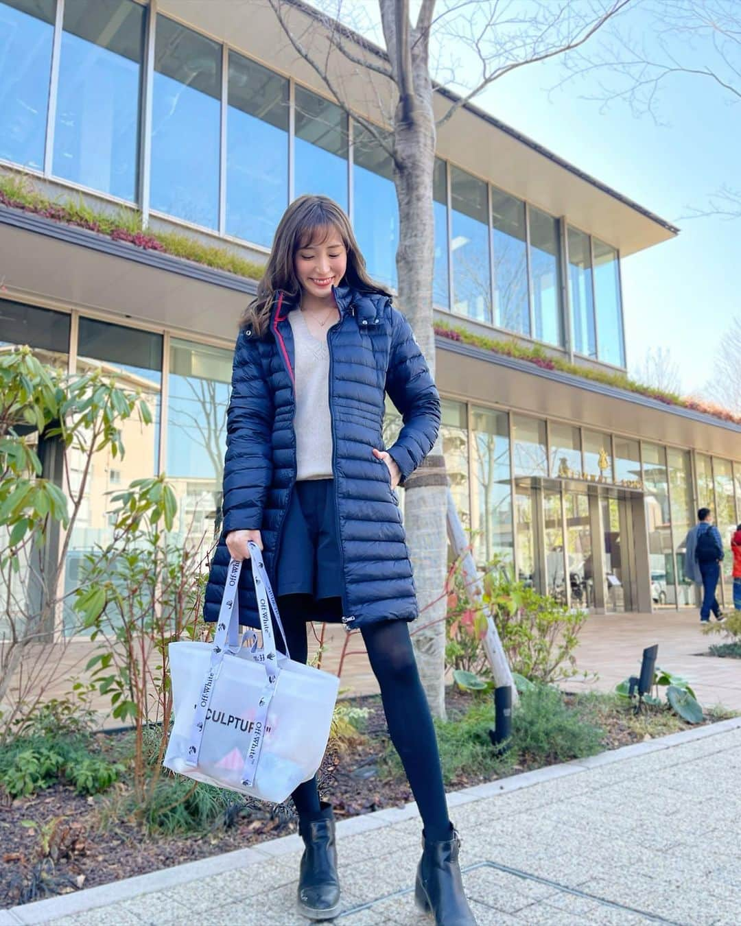 小林真由さんのインスタグラム写真 - (小林真由Instagram)「公園スタイル。 久しぶりにスニーカー以外を履きました👟﻿ ﻿ 軽くて嵩張らなくて暖かい最強ダウン♡﻿ 暖かい日でも小さくポーチに入れてベビーカーに置いておくと心強いです🥺💕﻿ 旅行にも絶対便利なアウター☁️ ﻿ outer: #jott @jottjapan﻿ tops: #prada﻿ pants: #rosymonster﻿ boots: #zara(去年の)﻿ bag: #offwhite  ﻿ ﻿  #ファッション #コーデ #ママコーデ #女の子ママ #男の子ママ #ママライフ #コーディネート #プラダ #2歳 #生後6ヶ月 #ベビー #二人育児 #coordinate #fashion」2月26日 18時50分 - mayukobayashii