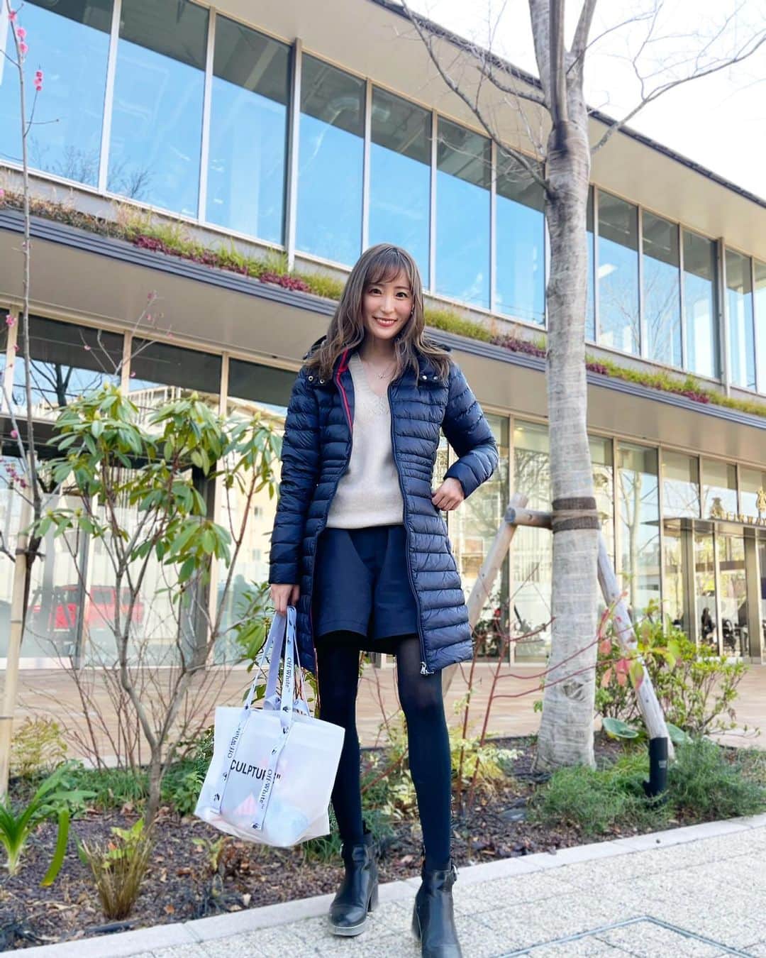 小林真由のインスタグラム：「公園スタイル。 久しぶりにスニーカー以外を履きました👟﻿ ﻿ 軽くて嵩張らなくて暖かい最強ダウン♡﻿ 暖かい日でも小さくポーチに入れてベビーカーに置いておくと心強いです🥺💕﻿ 旅行にも絶対便利なアウター☁️ ﻿ outer: #jott @jottjapan﻿ tops: #prada﻿ pants: #rosymonster﻿ boots: #zara(去年の)﻿ bag: #offwhite  ﻿ ﻿  #ファッション #コーデ #ママコーデ #女の子ママ #男の子ママ #ママライフ #コーディネート #プラダ #2歳 #生後6ヶ月 #ベビー #二人育児 #coordinate #fashion」