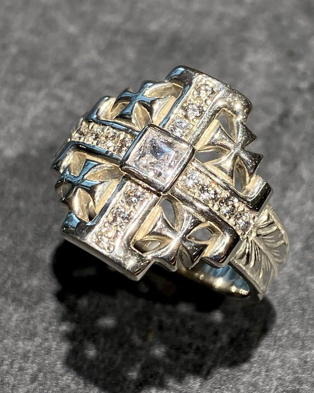 LoreeRodkin 銀座店さんのインスタグラム写真 - (LoreeRodkin 銀座店Instagram)「loreerodkintokyo ・ ・ "MALTESE CROSS RING" (Silver/Zirconia) ・ ・ 《阪急うめだ本店にてポップアップショップ開催のお知らせ》 下記の期間阪急うめだ本店3階コトコトステージにて期間限定ポップアップショップがオープンいたします。 ・ 期間: 2021/3/3(水)〜3/9(火) ・ ・ @loreerodkin  @loreerodkinofficialjewelry ・ #LoreeRodkin#loreerodkintokyo#loreerodkinjewelry#rock#ローリーロドキン#サクセスジュエリー#成功#スティーブンタイラー#ミシェルオバマ#ブラッドピット#マドンナ#シェール#エルトンジョン#ビリーアイリッシュ#マイリーサイラス#シルバーリング#ペアリング#マルタクロス」2月26日 18時50分 - loreerodkin_tokyo