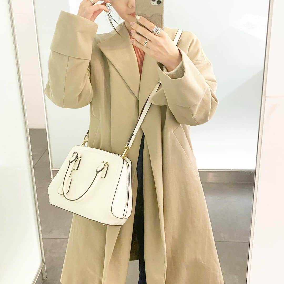 ryokoのインスタグラム：「𝓃ℯ𝓌𝒾𝓃𓂅 @samantha.thavasa_official の#トラペズミニヨン ミニサイズが新しく仲間入り🛍 春って白いバッグが持ちたくなる！ かっちりしたフォルムで入園式/入学式にもオススメ✨もちろん通勤バッグとしても👌🏻ポケットや仕切りがたくさんあったりショルダーストラップ付きだったりかなり使いやすく実用的なところも良い👏🏻完璧でした😍 3枚目に詳細載せてるので見てみてください☑︎ ストーリーにリンクも貼ったのでチェックしてみてね🌸 ． ． ． #samanthathavasa #サマンサタバサ #bag #トラペズミニヨンショルダーバッグ #オケージョン #セレモニーコーデ #入学式 #入園式 #入学式コーデ #卒業式 #卒園式 #ママコーデ #春コーデ #バッグ #ショルダーバッグ」