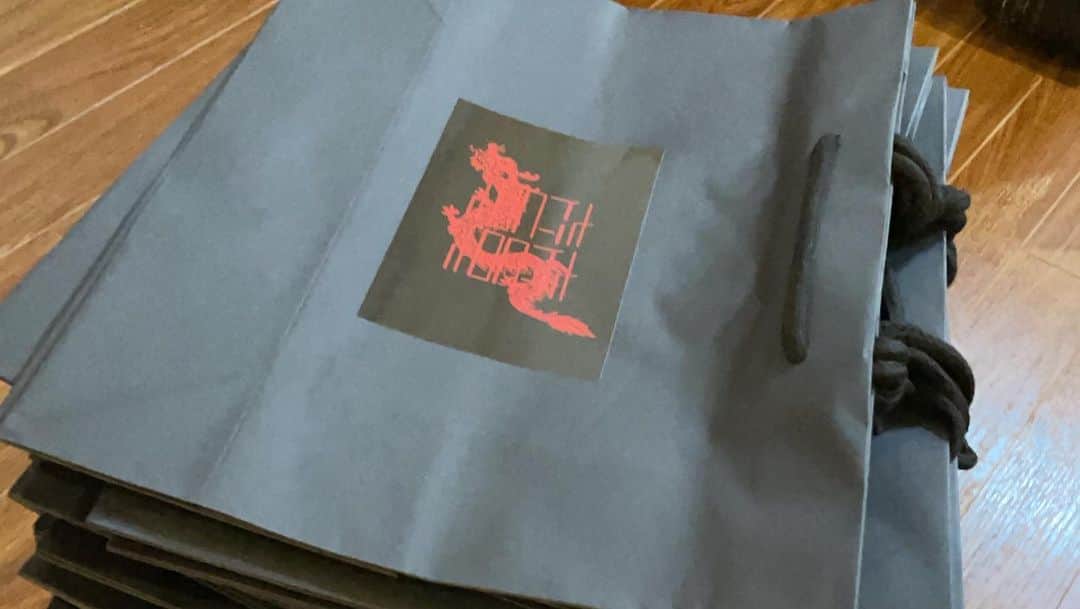 tricotさんのインスタグラム写真 - (tricotInstagram)「紙袋はなかちゃんが全部シールを貼りました 5000円以上お買い上げでつきます。なくなり次第終了です。」2月26日 18時54分 - tricot_band_jp