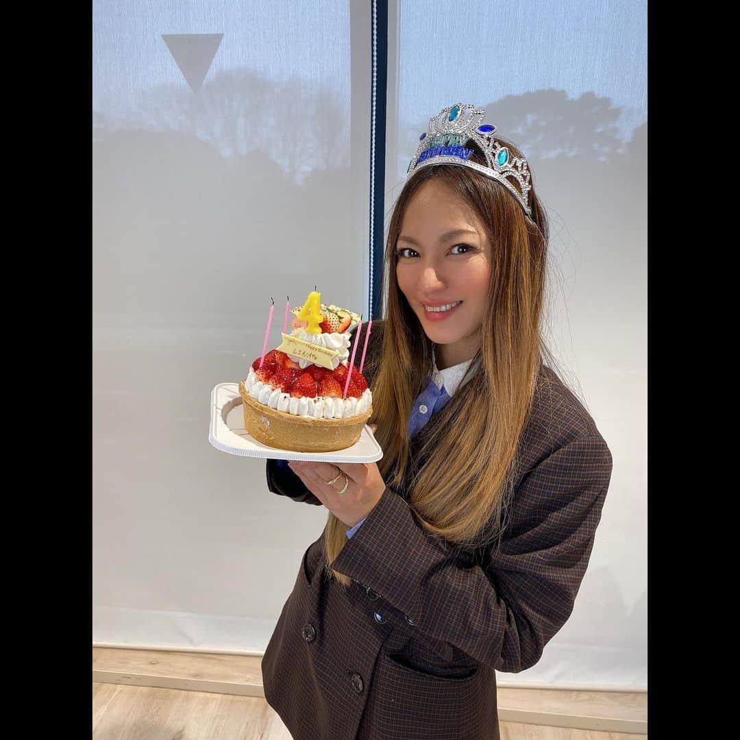 Minaさんのインスタグラム写真 - (MinaInstagram)「今日も楽しい 一日でした😆 サプライズ大成功🥰 お誕生日の当日に 逢えてホントに 良かった😌 りっちゃんの優しさに 心癒される美奈子はん… 素敵なことが いっぱいの 一年になりますように…   あっ！ 今夜21:00頃から @max_staffofficial  でりっちゃんが インスタライブやるんだって 皆様 是非♫  #lina#birthday#サプライズ#max#25th #anniversary#maxthebomb#YouTubeチャンネル#この模様も近々公開」2月26日 18時54分 - mina_1977