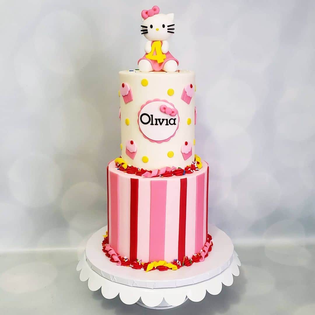 Honey Bee Cakesのインスタグラム：「Hello Kitty Cake」