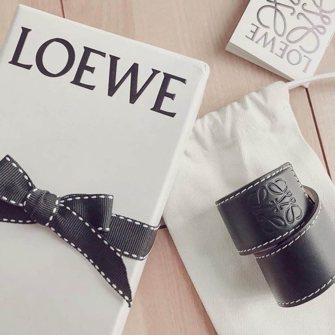 isutaさんのインスタグラム写真 - (isutaInstagram)「これなら手が届くかも。LOEWEのブレスレットは﻿ 約2万円だから“ファーストロエベ”にぴったりなんです﻿ ﻿ ﻿ おしゃれさん達の間で、大人気のハイブランド「LOEWE（ロエベ）」。﻿ ﻿ ﻿ 今回は、どんなコーデにもしっくりハマっておしゃれ上級者さんになれちゃう！﻿ ロエベのブレスレット、「スラップ ブレスレット スモール（税込2万900円）」。をご紹介します。﻿ ﻿ ﻿ 詳細は、ぜひ @isuta_jp トップのURLから記事をチェックしてください。﻿ ﻿ ﻿ photo by﻿ @naana_103﻿ @akastagram1122﻿ @_____ako.coco﻿ ﻿ ﻿ #isuta #イスタ #isuta_fashion﻿ #isutapic #LOEWE #ロエベ #ブレスレット﻿ #ロエベブレスレット #ロエベブレス ﻿ #ロエベレザーブレスレット #ロエベレザーブレス﻿ #革ブレスレット #ロエベかごバッグ #置き画 ﻿ #置き画くらぶ #お洒落な人と繋がりたい ﻿ #おしゃれさんと繋がりたい #アクセサリー #アクセ」2月26日 18時56分 - isuta_jp