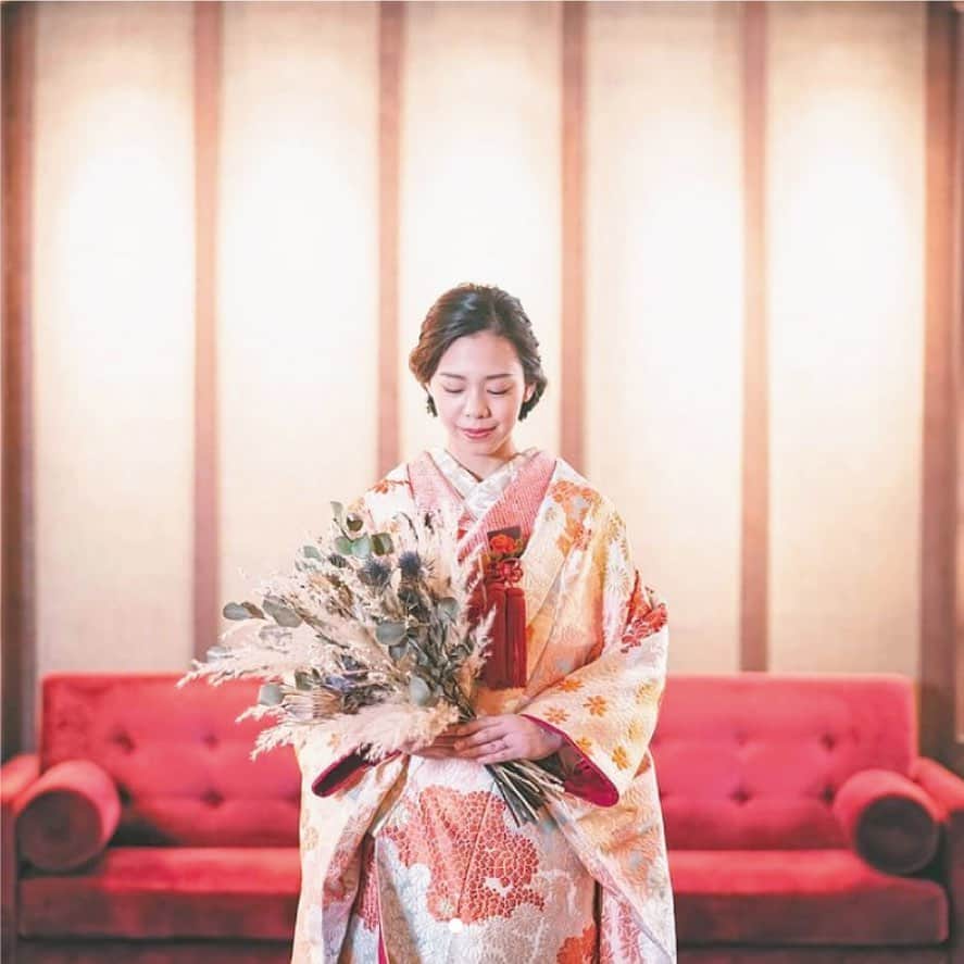Dears Weddingのインスタグラム：「[#色打掛]﻿ @kotowakamakura﻿ - - - - - - - - - - - - - - - - - - - - - - - - - - - - - - -- -﻿ 色打掛×ドライフラワーブーケが和モダンな雰囲気を演出♡*﻿ ﻿ こだわりの和装は襟元の小物まで見せるのがポイントです✨✨﻿  - - - - - - - - - - - - - - - - - - - - - - - - - - - - - -- -﻿ ＼皆様の素敵な投稿も募集中🐥／﻿ ﻿ 結婚式準備、当日のパーティーレポートの﻿ Instagram投稿もお待ちしております＊♡﻿ ﻿ ✎*。#dearswedding ﻿ ✎*。#ふたりの未来を探す旅 ﻿ ✎*。式場名﻿ のハッシュタグを付けて投稿してください♡﻿ ﻿ 皆様の幸せなsmileの風景を﻿ Instagramにてご紹介させていただきます🍀✨」
